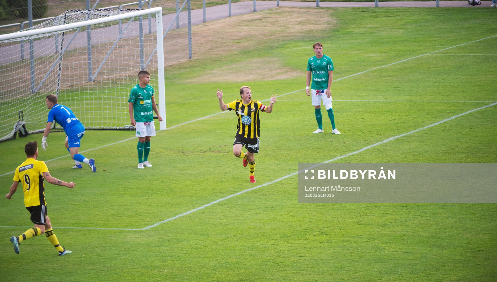 IFK Hässleholms Robin Strömberg har gjort 1-0 och jublar i matchen i div. 2 mellan IFK Hässleholm och Hässleholms IF i Hässleholm 26 augusti 2022.