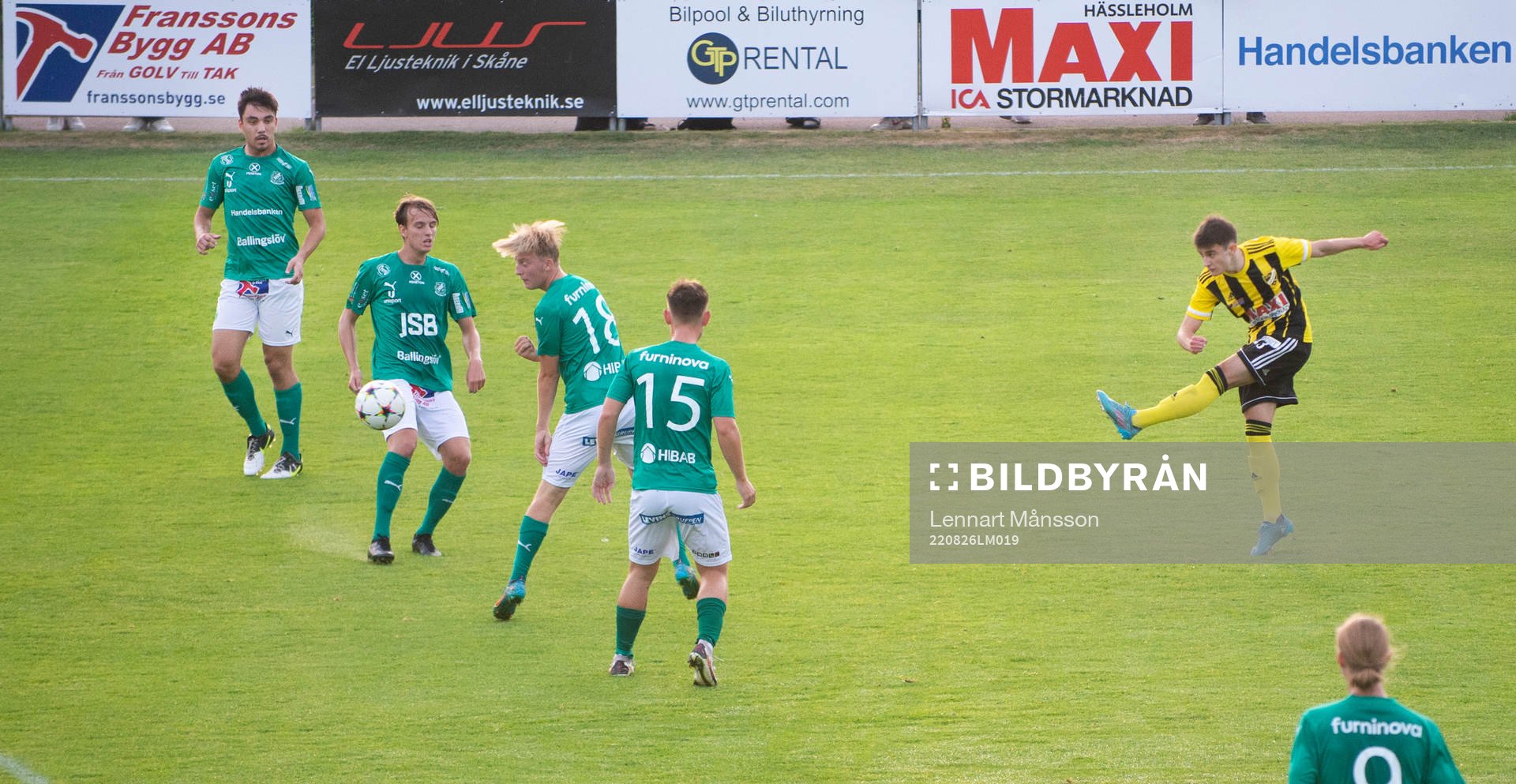 IFK Hässleholms Armin Culum skjuter och tvingar