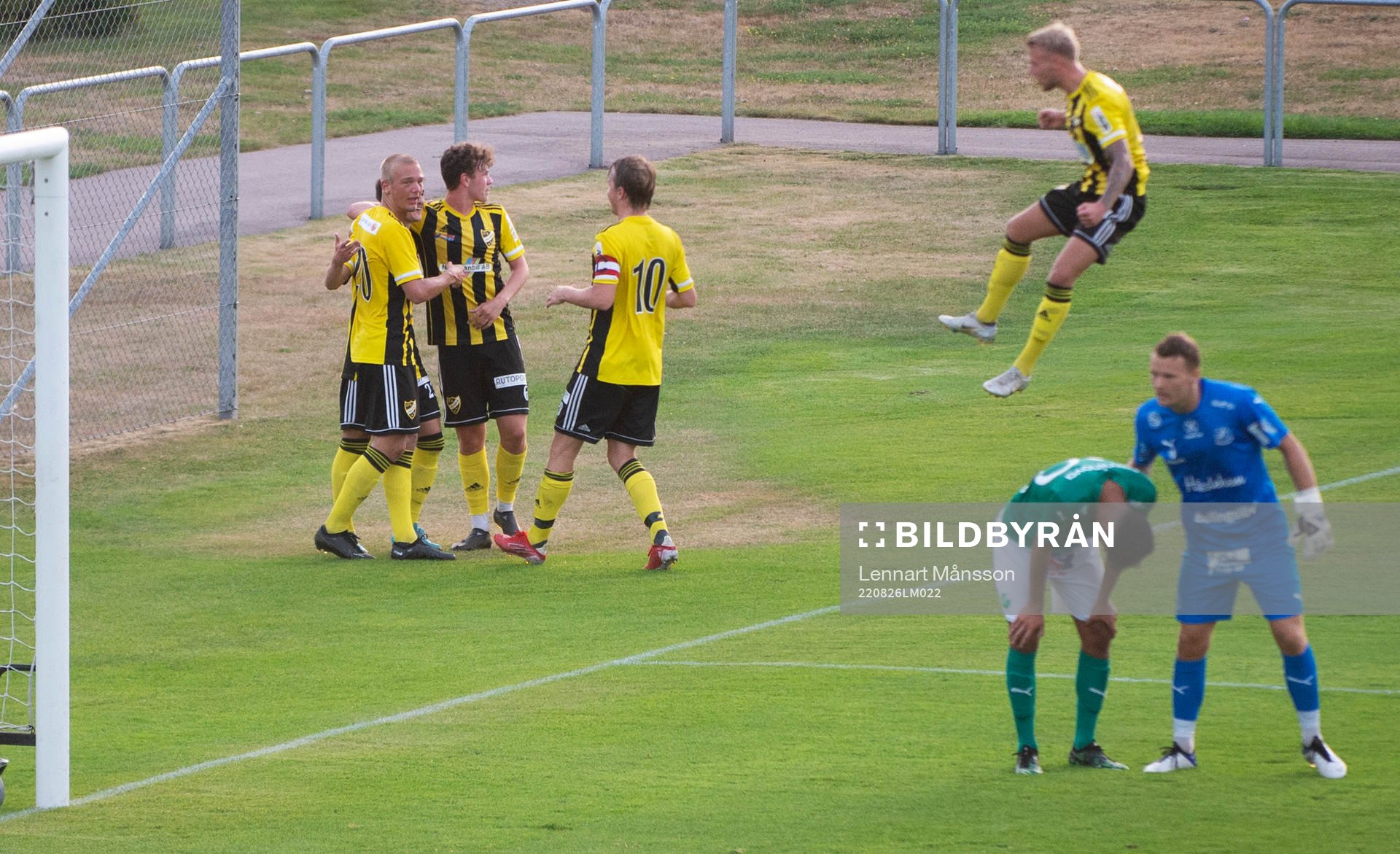 IFK Hässleholms Armin Culum grattas till 2-1 av Olle