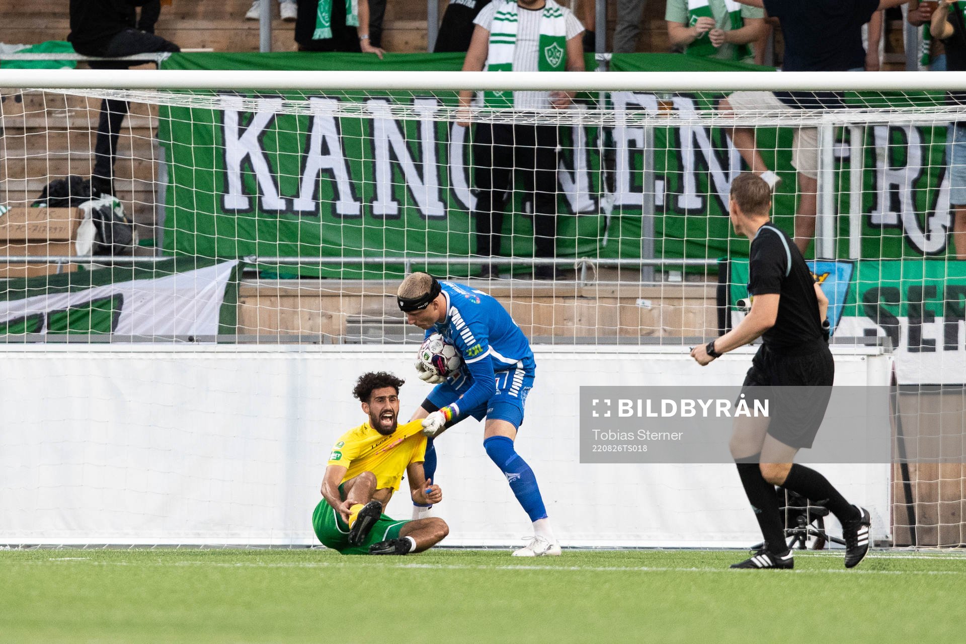 Dalkurds Hady Saleh Karim och Brages målvakt Viktor Frodig