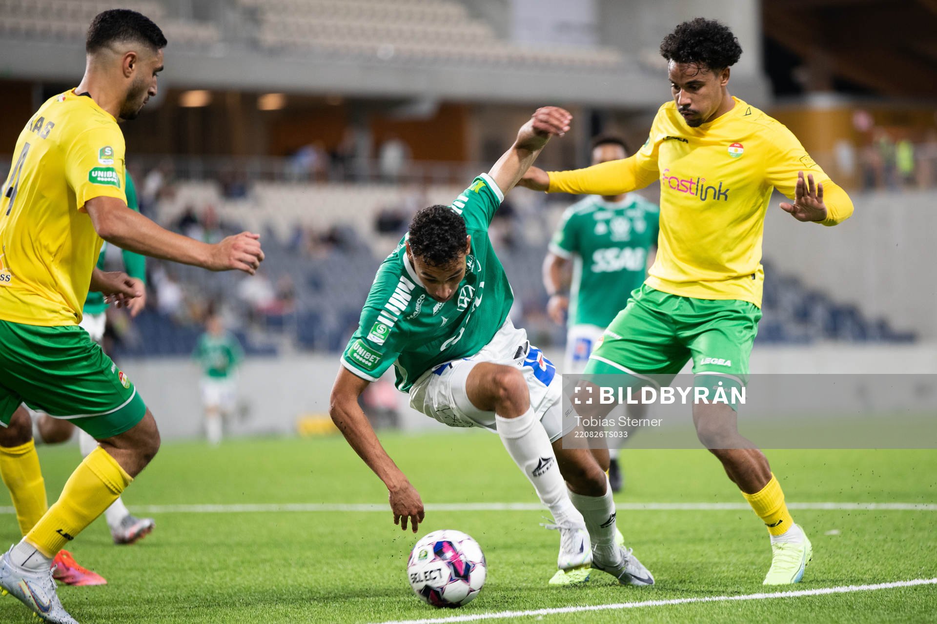 Brages Joakim Persson och Dalkurds Fabio Nicolas Dixon under fotbollsmatchen i Superettan mellan Dalkurd och Brage den 26 augusti 2022 i Uppsala.