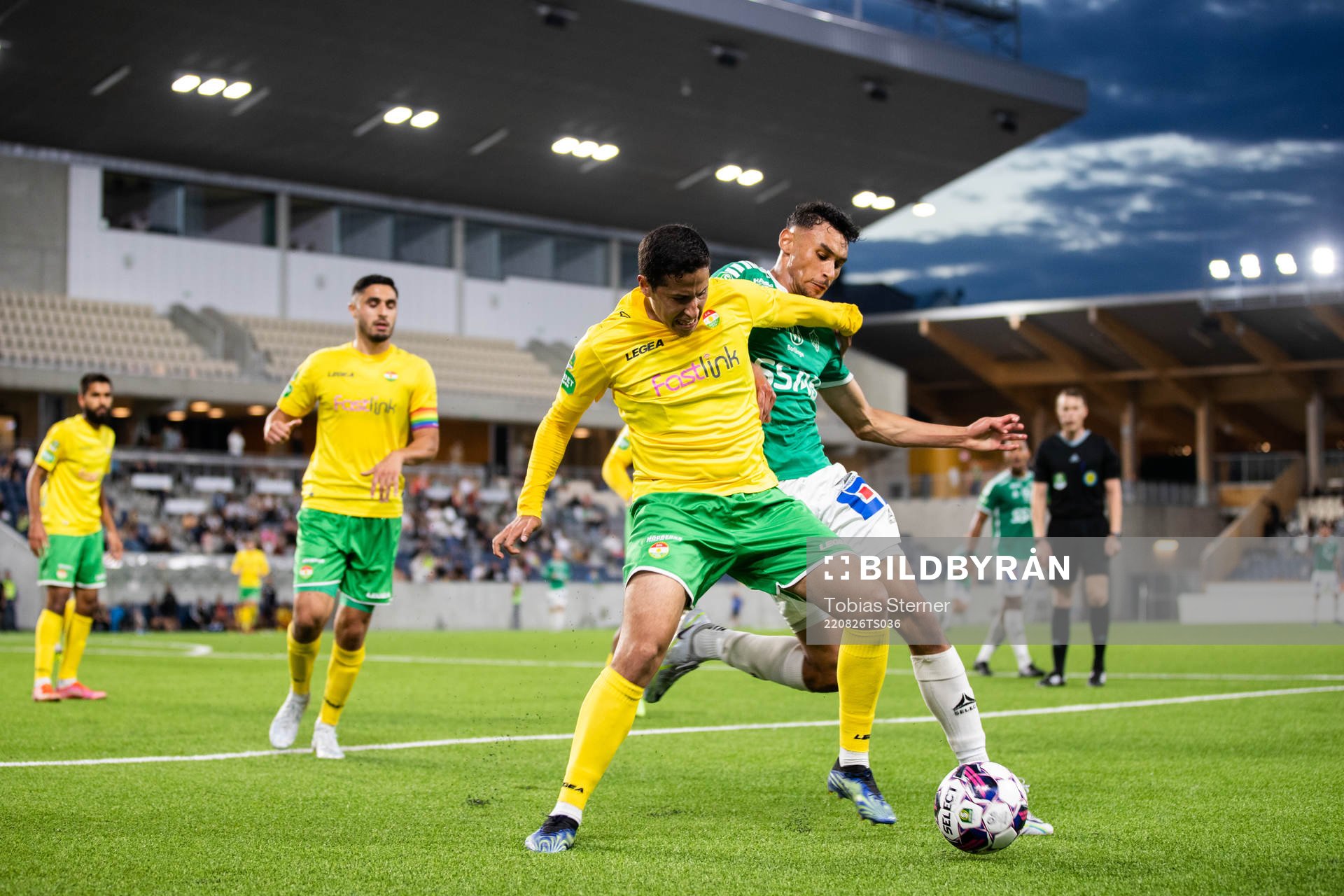Brages Joakim Persson och Dalkurds Ahmed Awad under fotbollsmatchen i Superettan mellan Dalkurd och Brage den 26 augusti 2022 i Uppsala. 