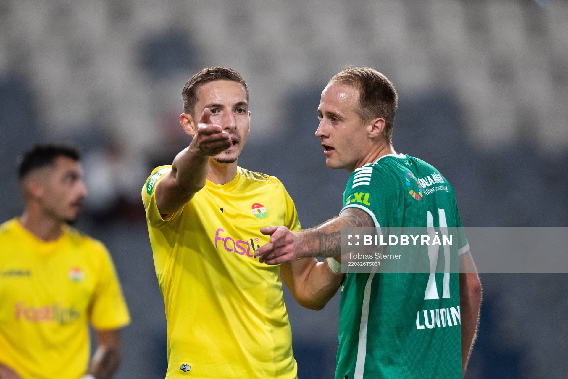 Dalkurds Lukas Browning Lagerfeldt och Brages Anton Lundin under fotbollsmatchen i Superettan mellan Dalkurd och Brage den 26 augusti 2022 i Uppsala.
