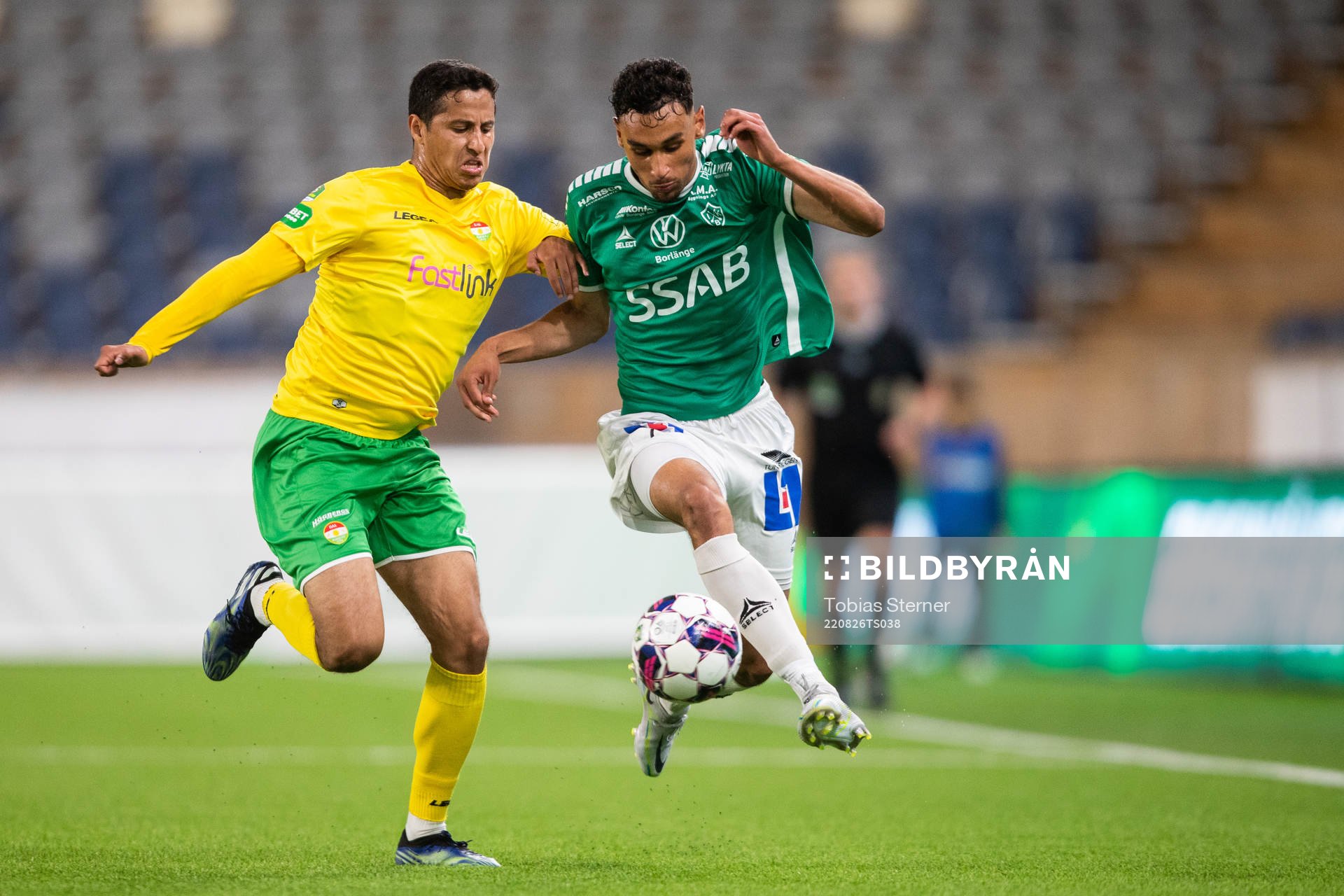Brages Joakim Persson och Dalkurds Ahmed Awad under fotbollsmatchen i Superettan mellan Dalkurd och Brage den 26 augusti 2022 i Uppsala. 