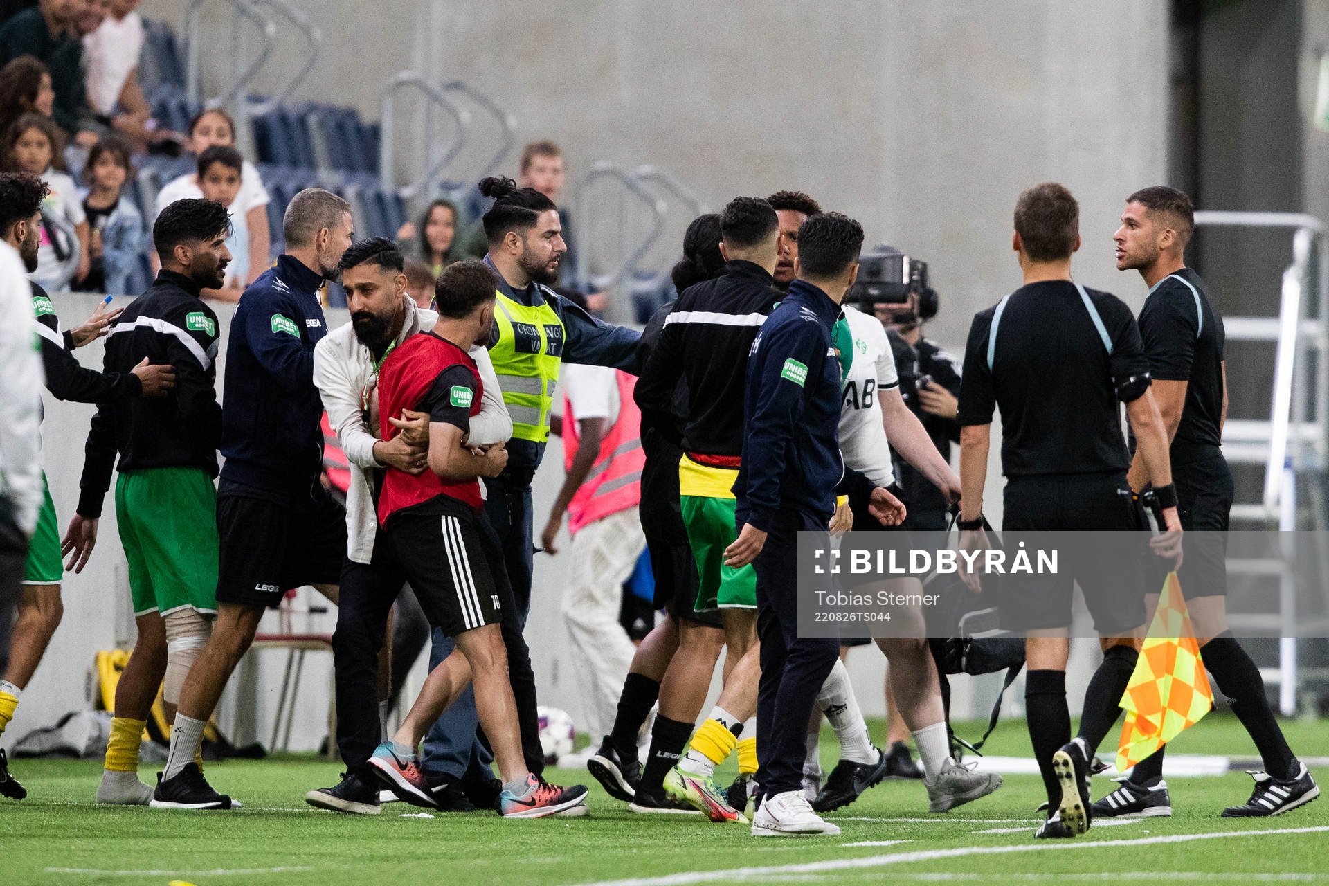 Brages Seth Hellberg i bråk med spelare och ledare i Dalkurd under fotbollsmatchen i Superettan mellan Dalkurd och Brage den 26 augusti 2022 i Uppsala. 