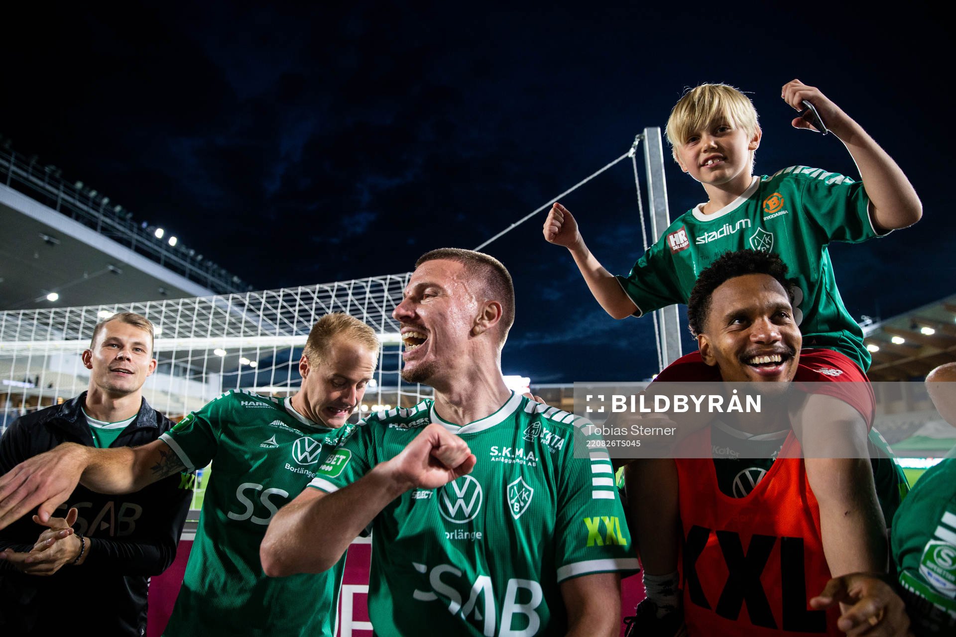 Brages Shkodran Maholli jublar med lagkamrater