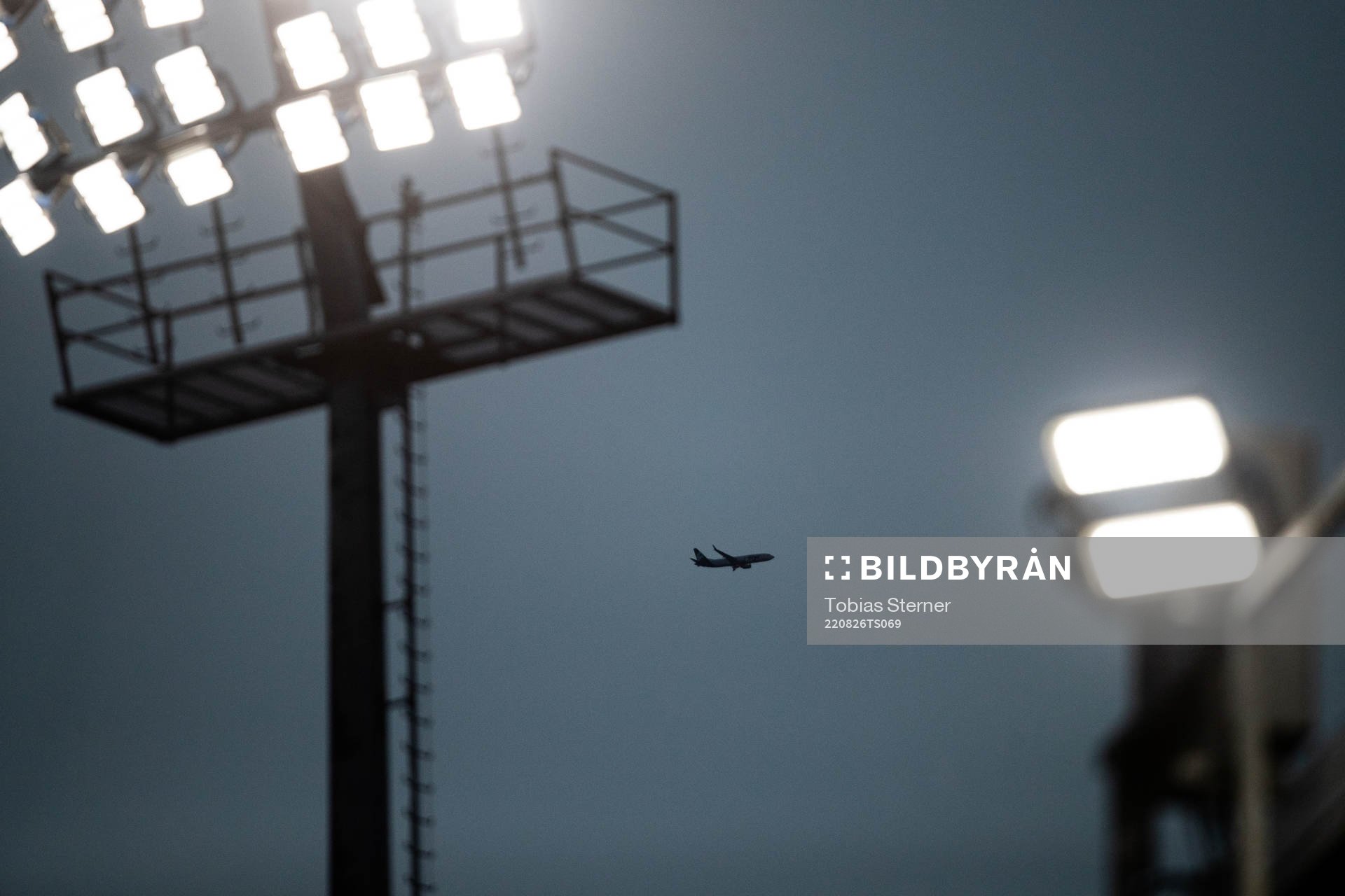 Ett flygplan under fotbollsmatchen i Superettan mellan Dalkurd och Brage den 26 augusti 2022 i Uppsala. 