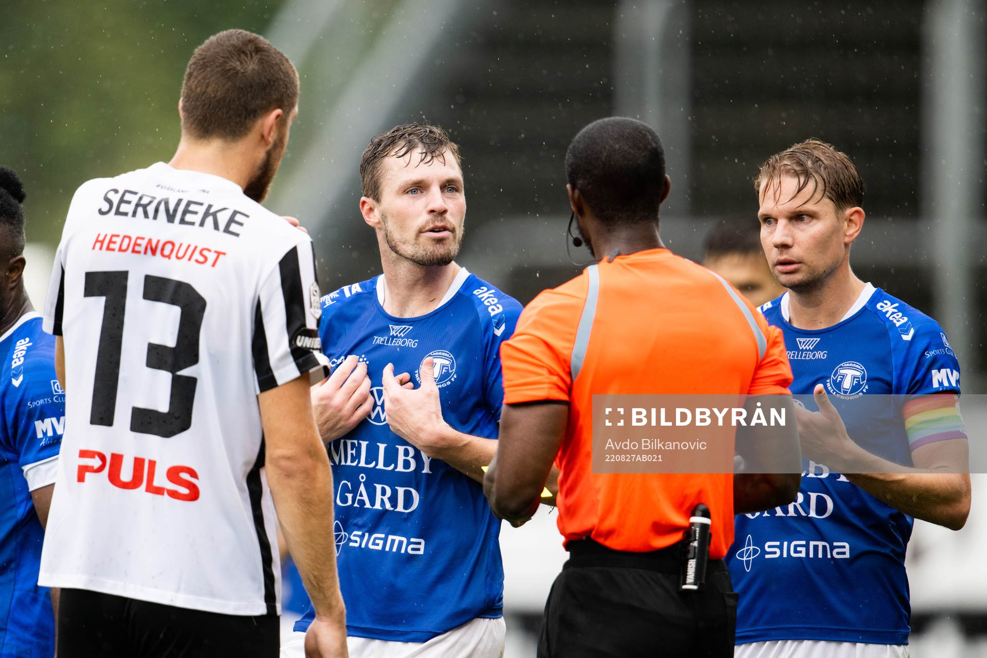 Trelleborgs Nicolas Mortensen i samtal med domare Fredrik