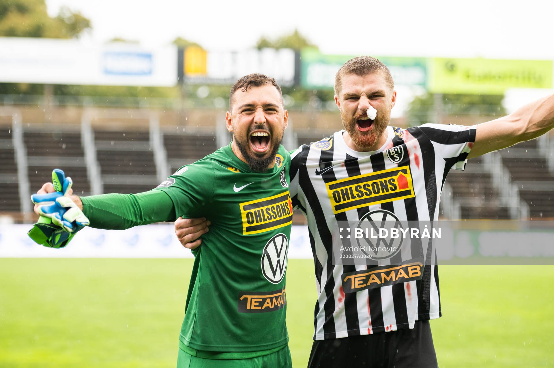 Landskronas målvakt Amr Kaddoura och Erik Hedenquist jublar
