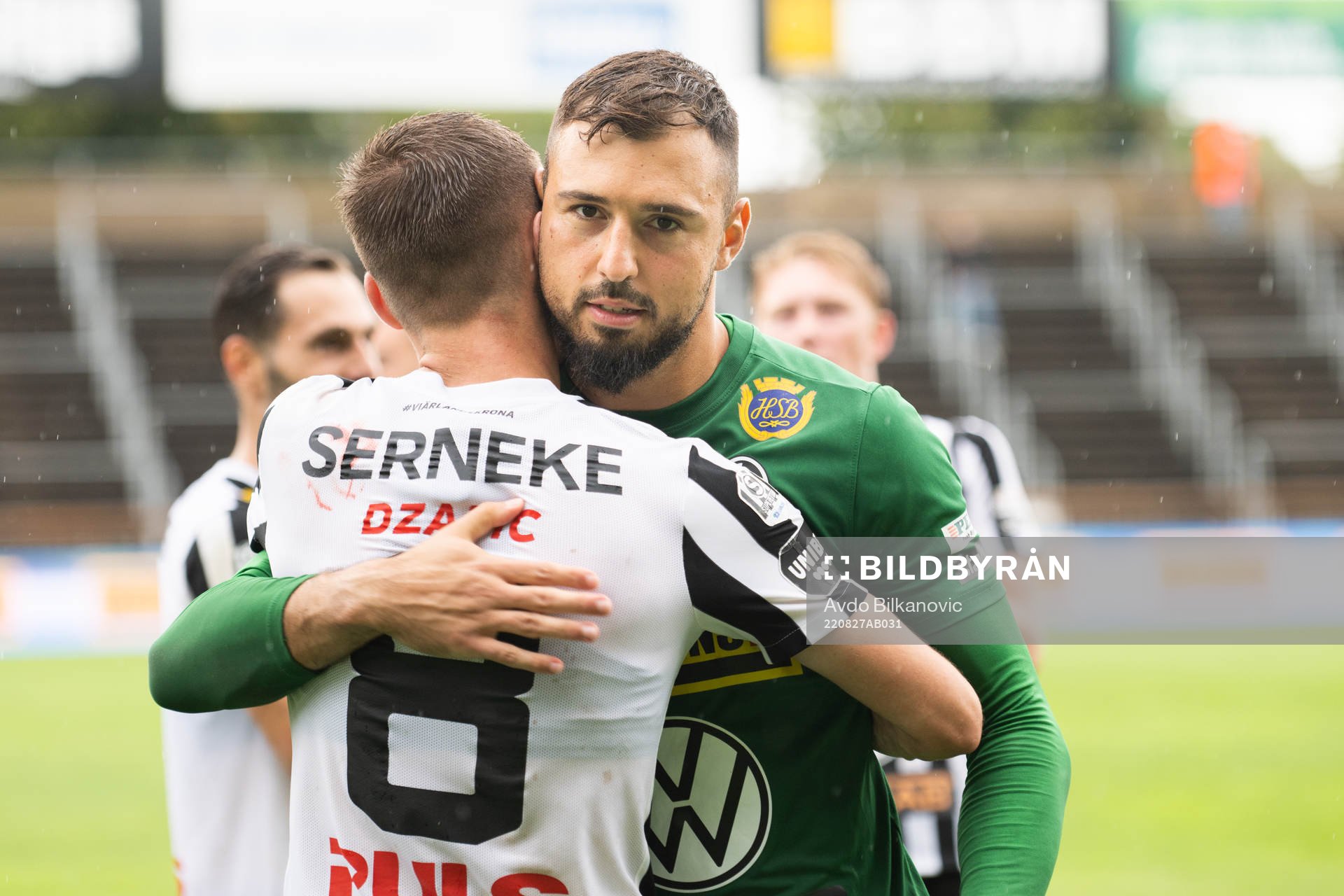 Landskronas Robin Dzabic och målvakt Amr Kaddoura jublar