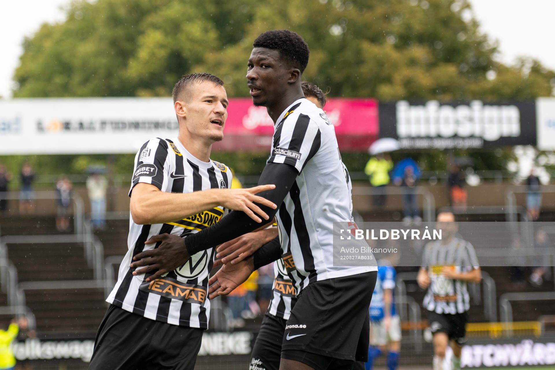 Landskronas Robin Dzabic och Ousmane Diawara  jublar