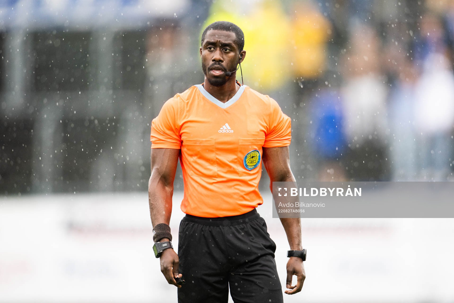 Domare Fredrik Oppong under fotbollsmatchen i Superettan mellan Landskrona och Trelleborg den 27 augusti 2022 i Landskrona. 