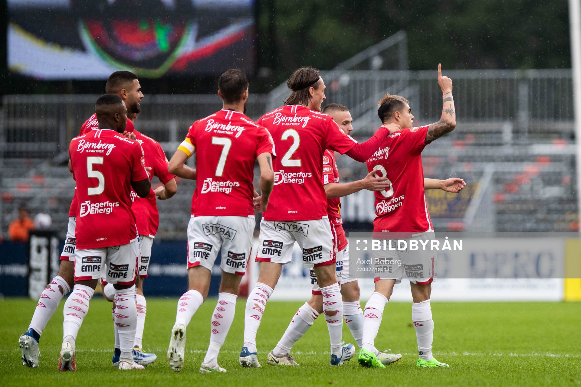 Degerfors Diego Campos jublar med lagkamrater