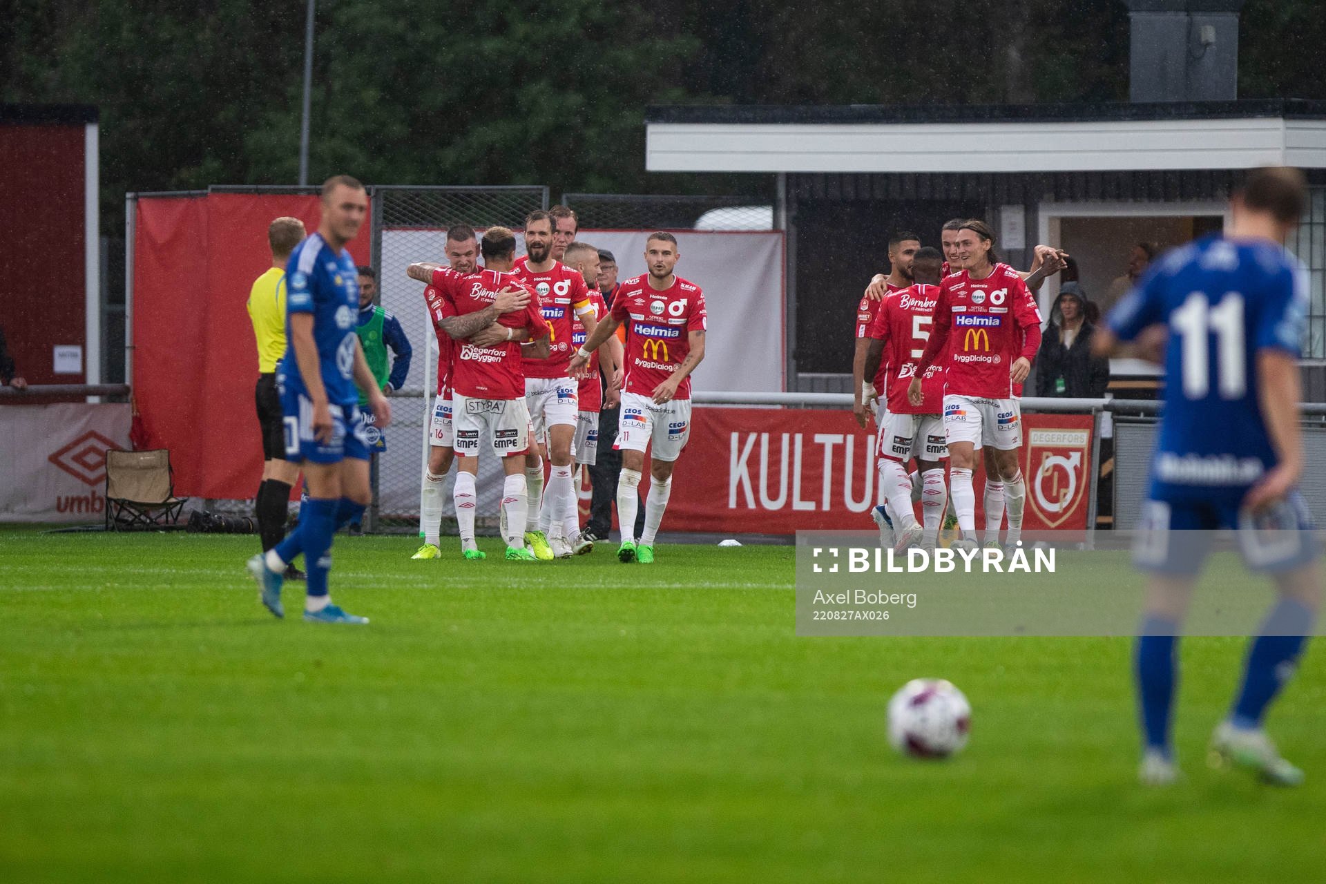 Degerfors Gustaf Lagerbielke jublar med lagkamrater
