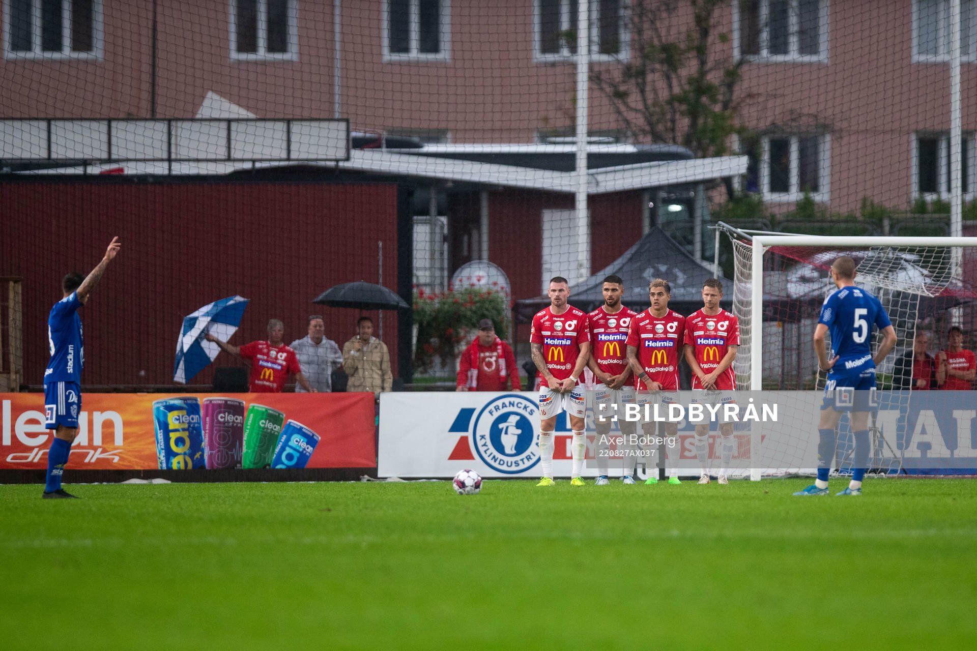 GIF Sundsvalls Pontus Silfwer slår frispark mot Degerfors
