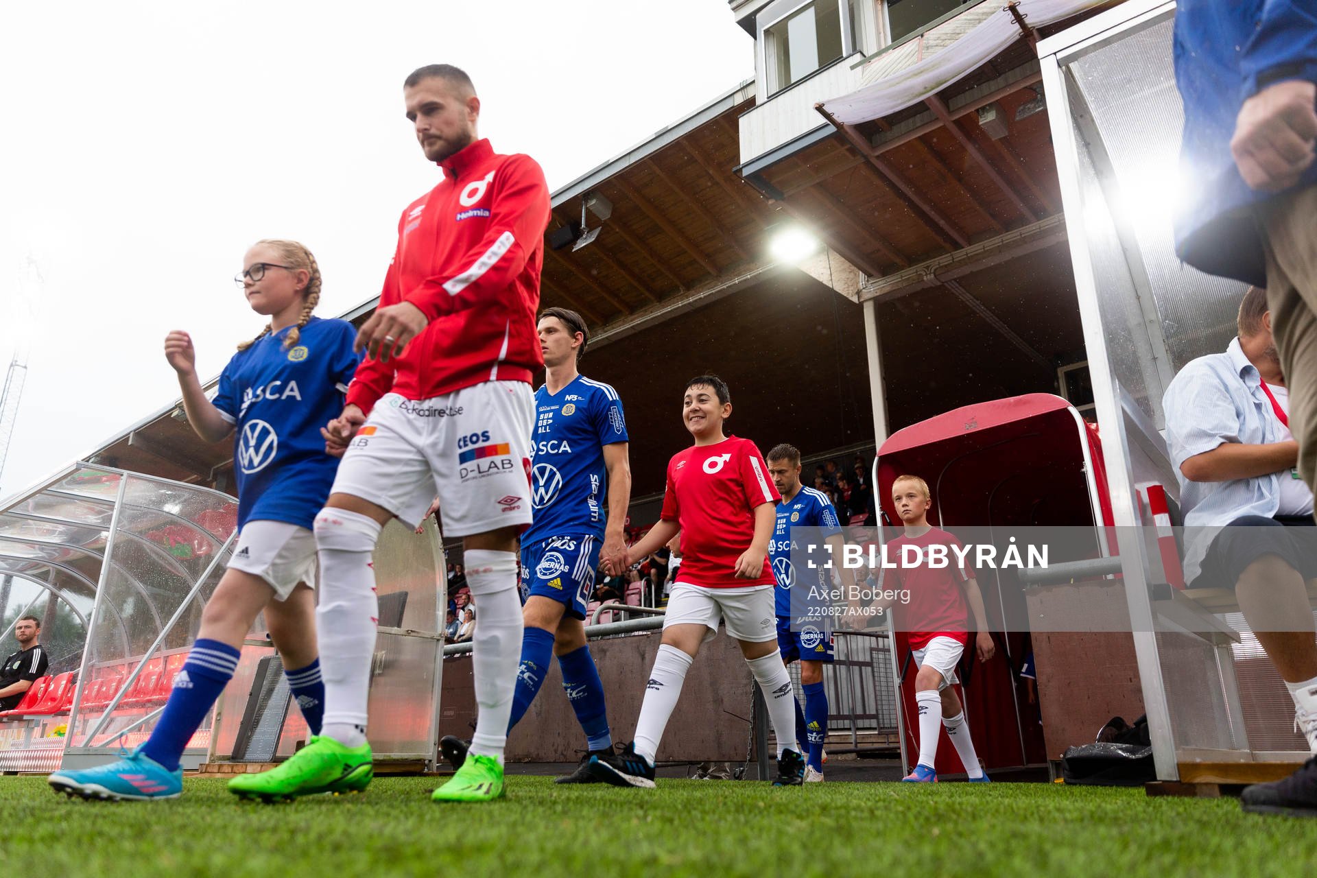 Spelarna går in på planen