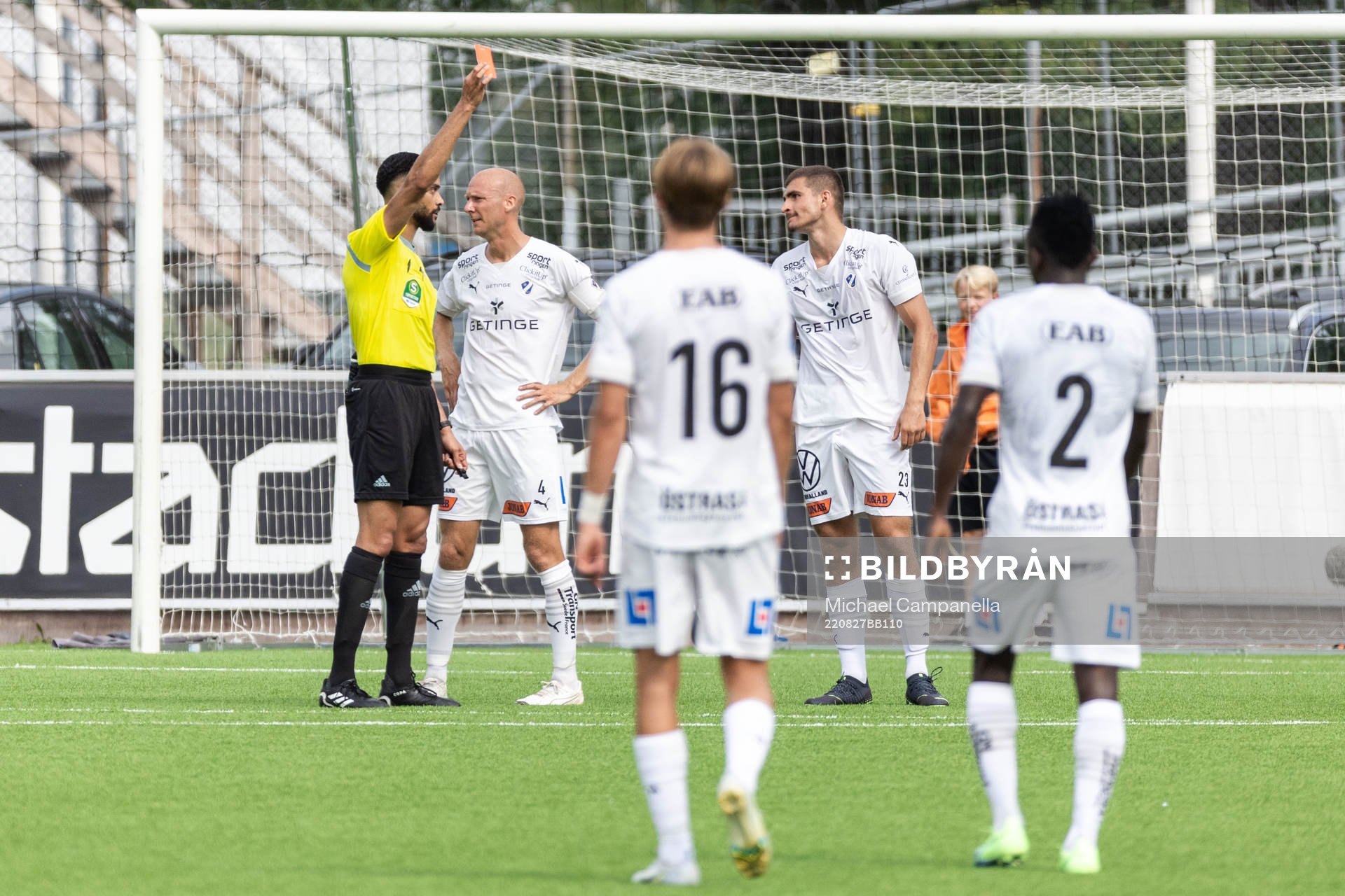 Halmstads Taulant Parallangaj tilldelas rött kort under fotbollsmatchen i Superettan mellan Brommapojkarna och Halmstad den 27 augusti 2022 i Stockholm.