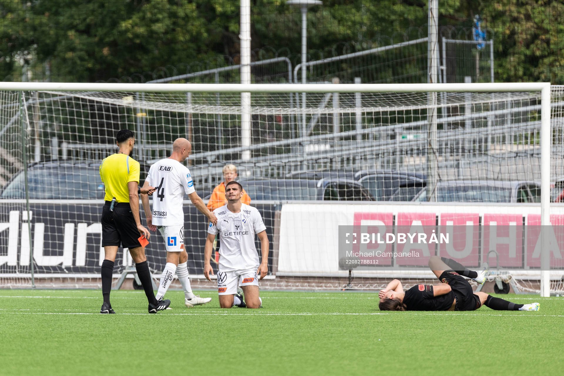 Halmstads Taulant Parallangaj tilldelas rött kort och Halmstads Nikola Vasic har ont under fotbollsmatchen i Superettan mellan Brommapojkarna och Halmstad den 27 augusti 2022 i Stockholm.