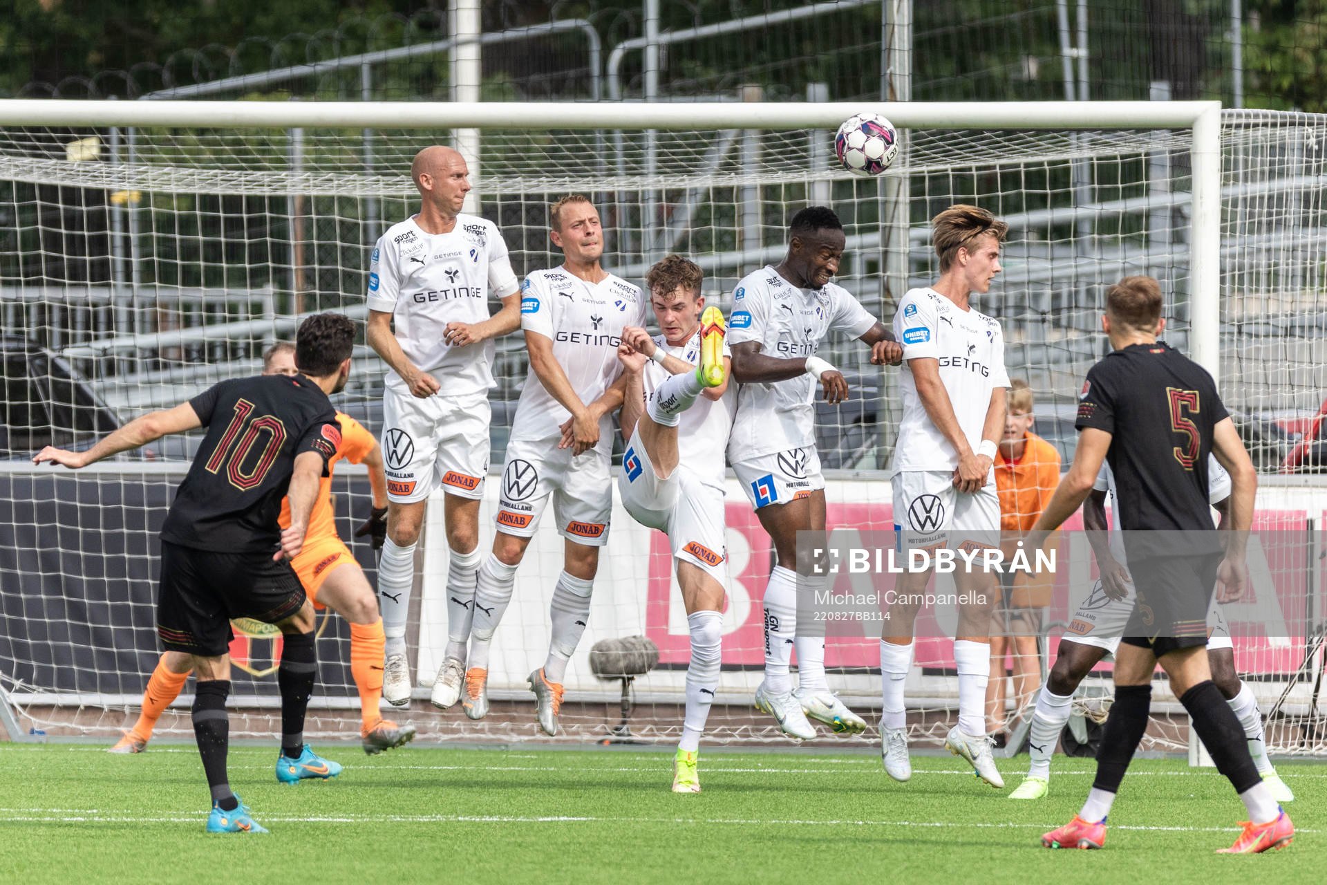 Brommapojkarnas Marijan Cosic gör 1-0 på frispark