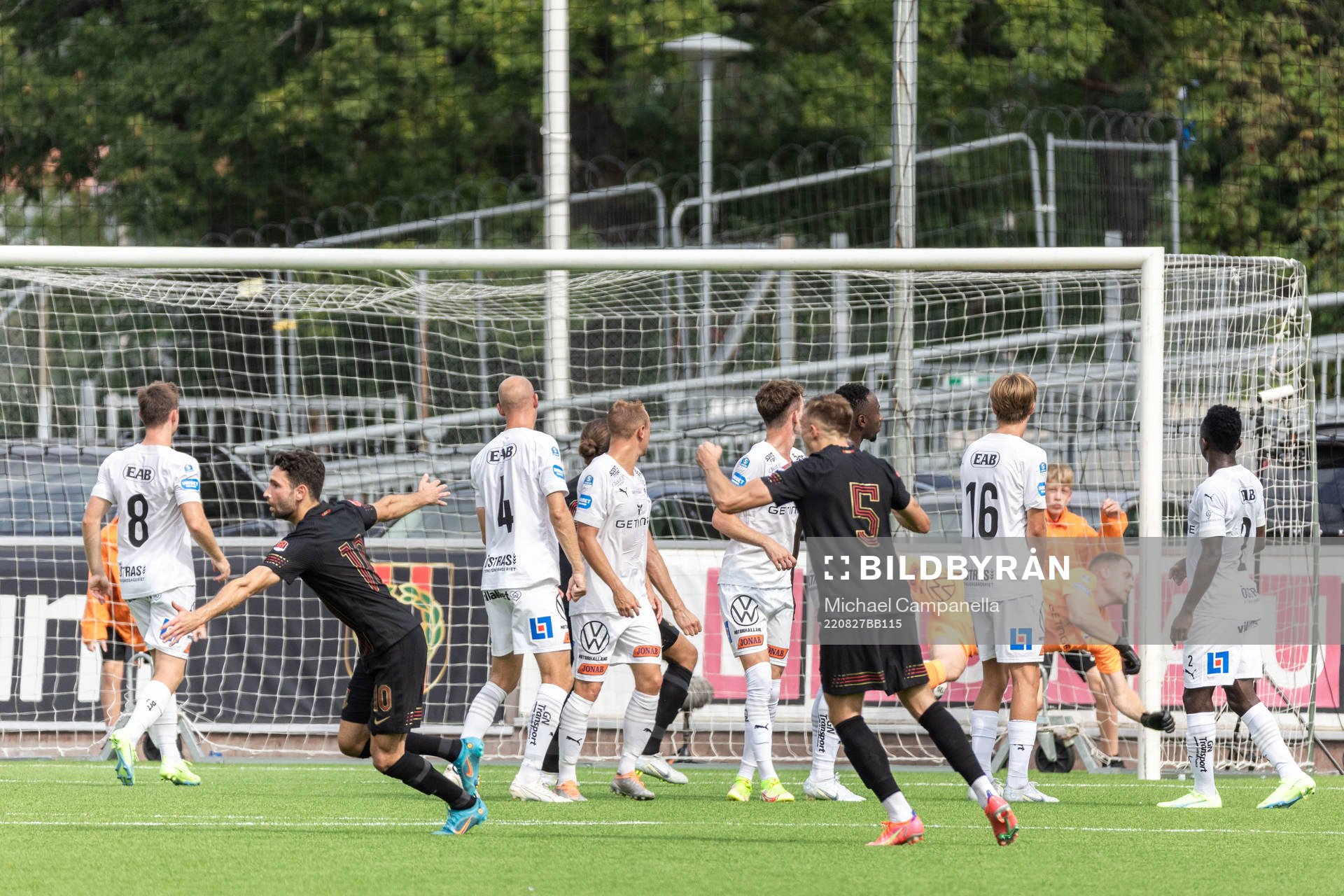 Brommapojkarnas Marijan Cosic gör 1-0 på frispark