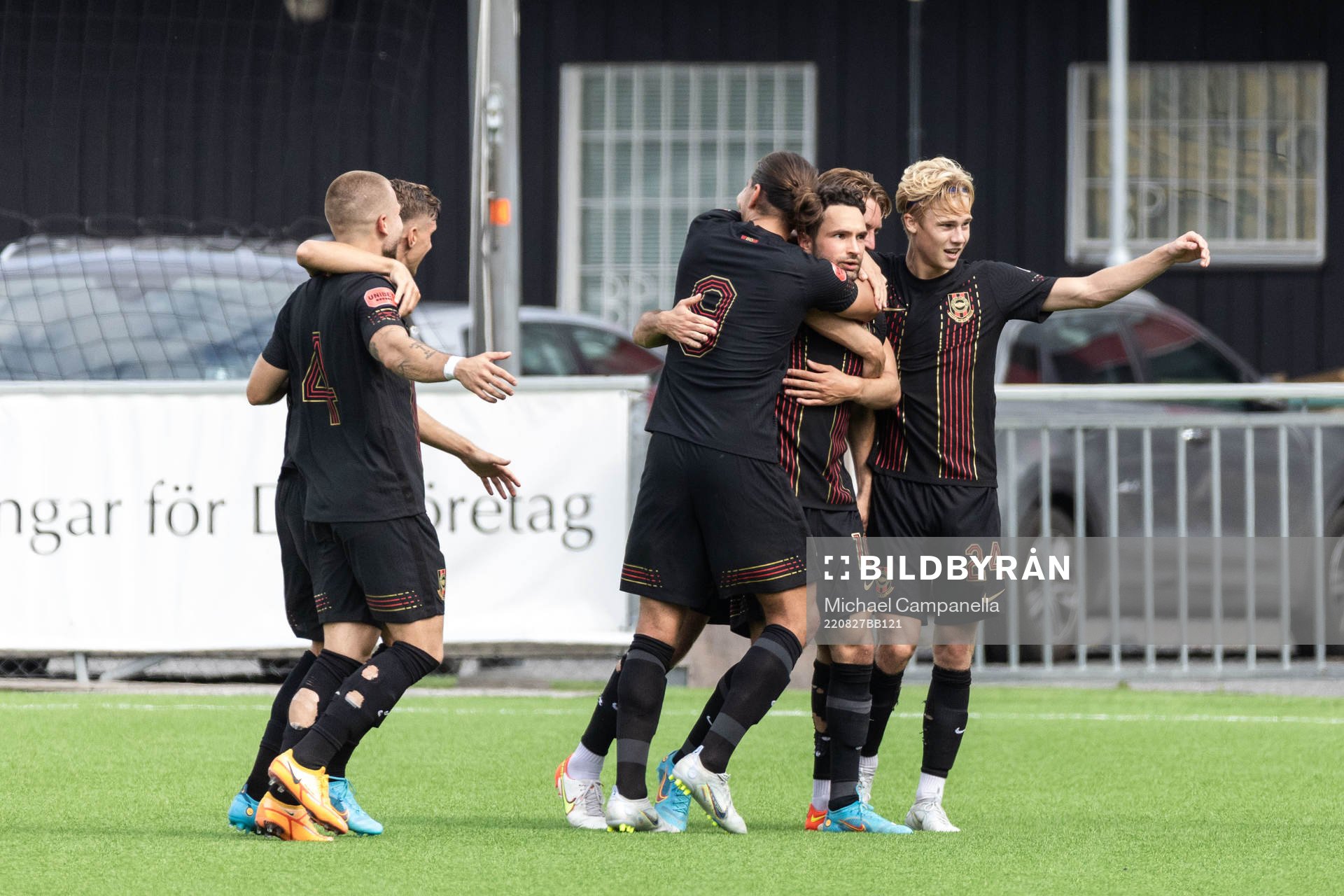 Brommapojkarnas Marijan Cosic jublar med lagkamrater