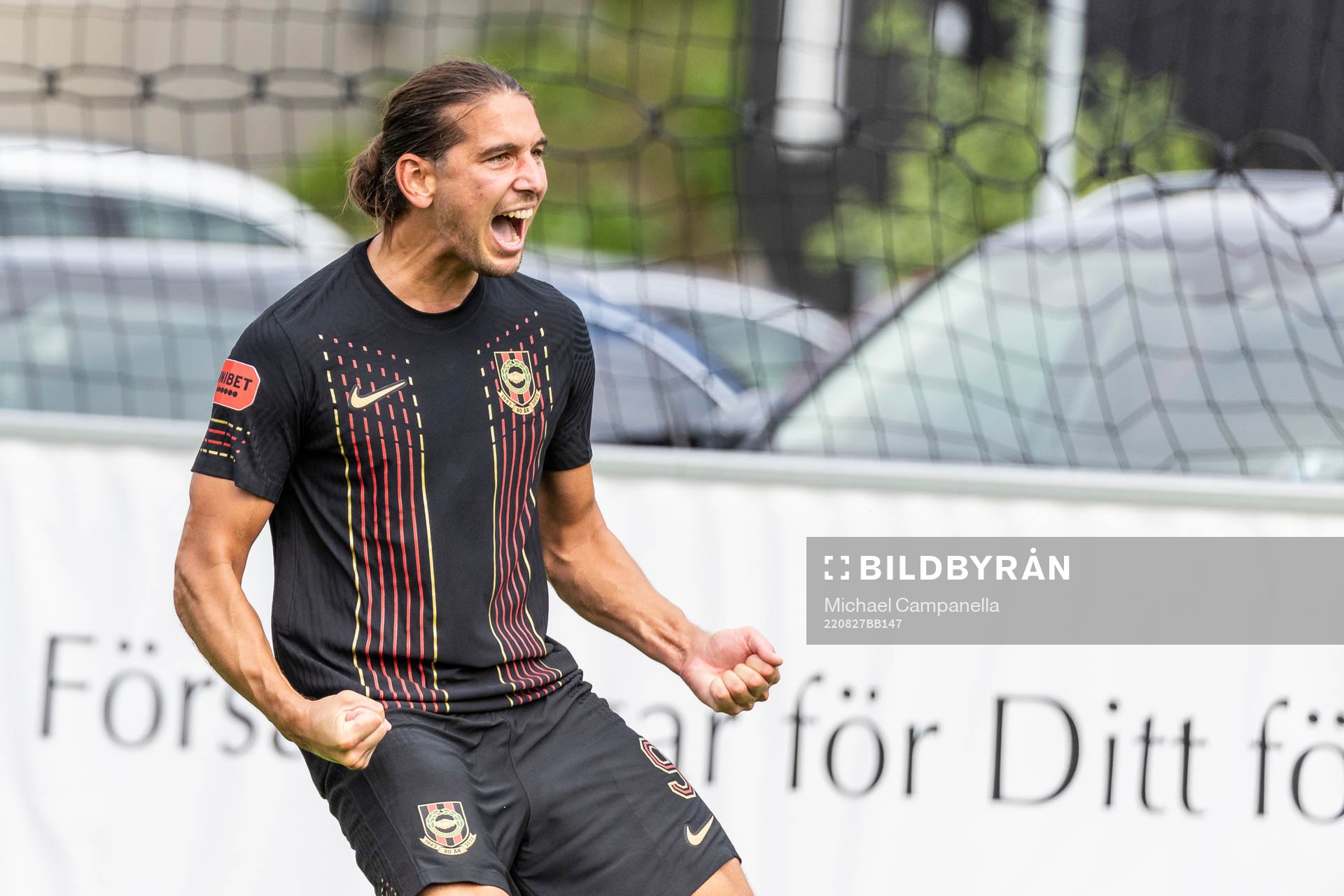 Brommapojkarnas Nikola Vasic jublar 2-0 målet