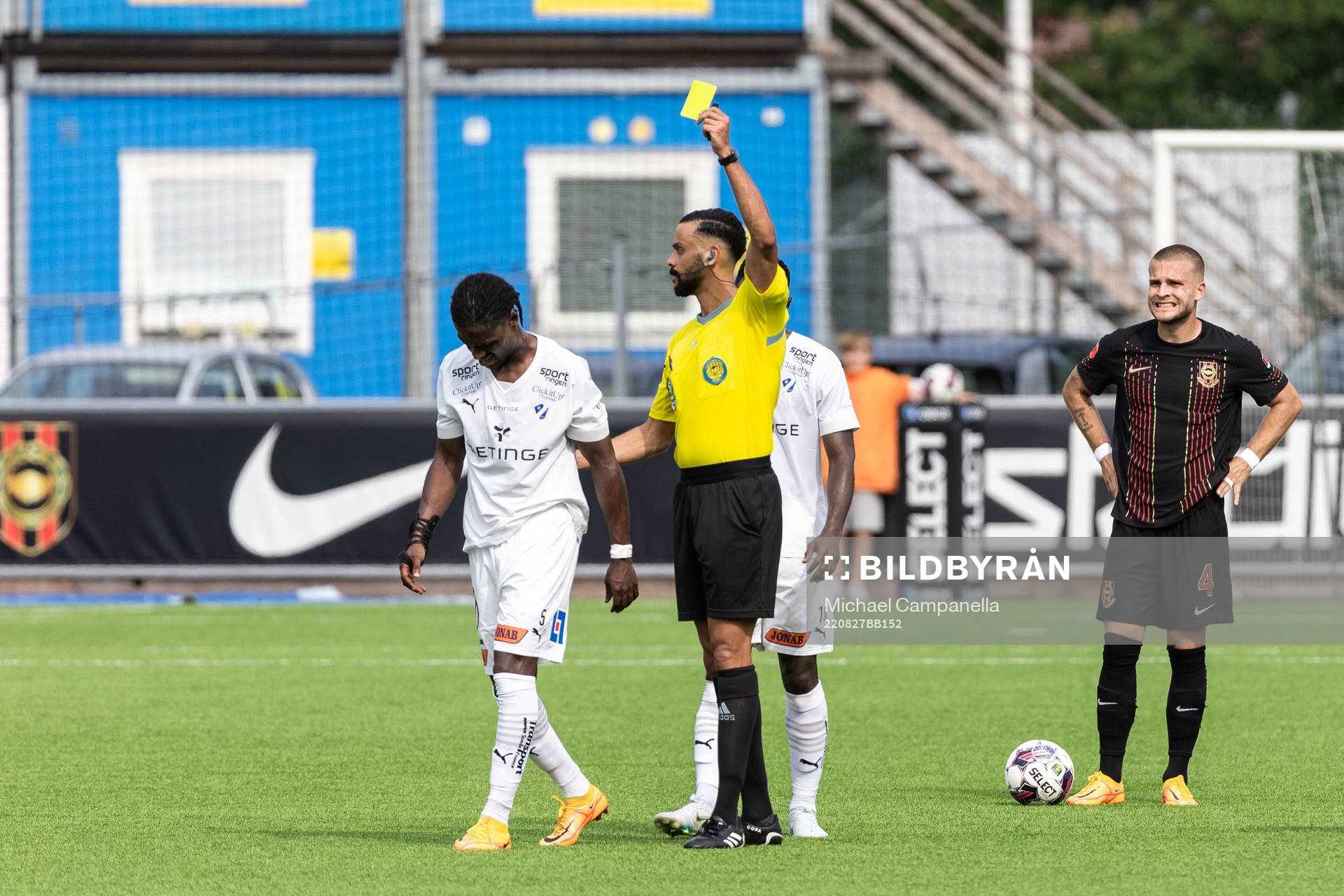 Halmstads Joseph Baffo tilldelas gult kort under fotbollsmatchen i Superettan mellan Brommapojkarna och Halmstad den 27 augusti 2022 i Stockholm.
