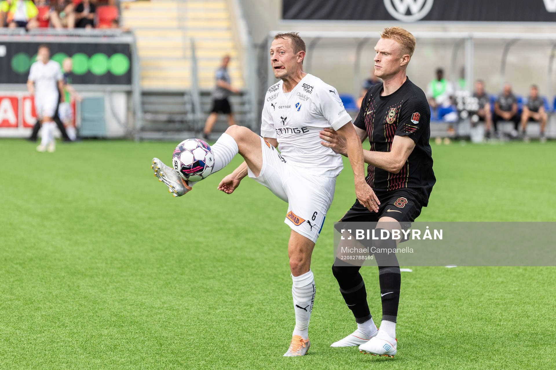Halmstads Joel Allansson och Brommapojkarnas Niklas Maripuu under fotbollsmatchen i Superettan mellan Brommapojkarna och Halmstad den 27 augusti 2022 i Stockholm.