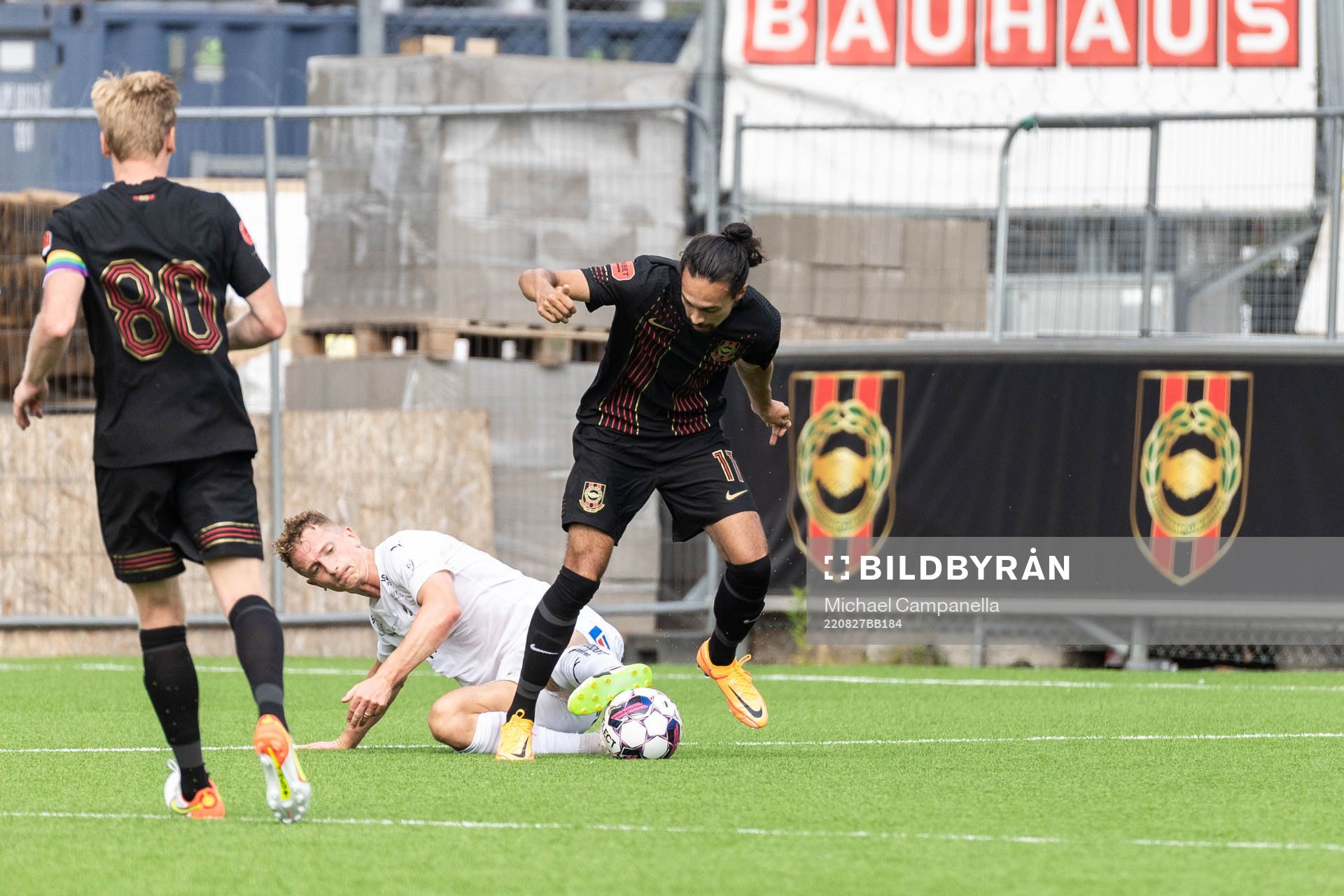 Halmstads Andreas Bengtsson och Brommapojkarnas Marijan Cosic under fotbollsmatchen i Superettan mellan Brommapojkarna och Halmstad den 27 augusti 2022 i Stockholm. 