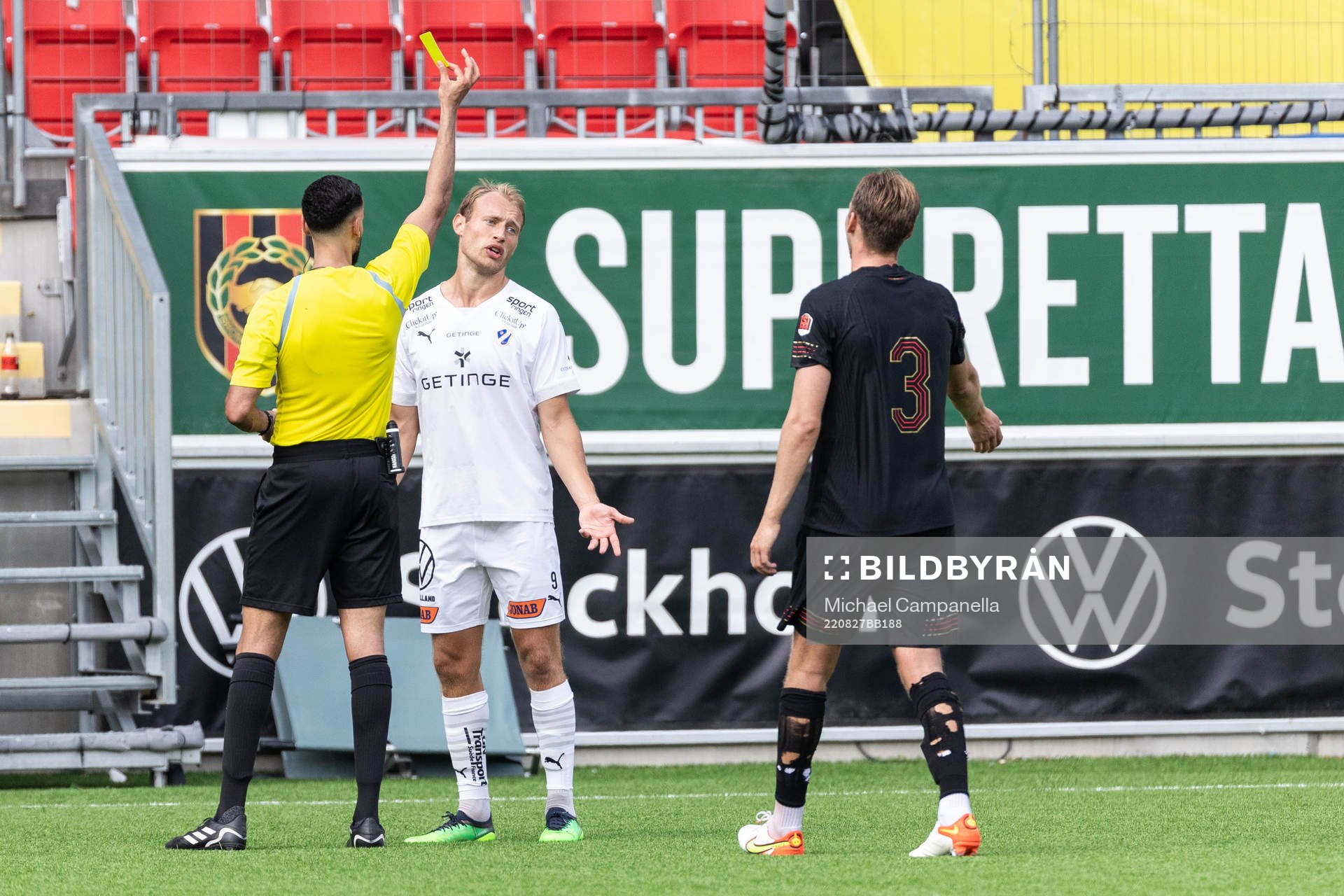 Halmstads Villiam Dahlström tilldelas gult kort under fotbollsmatchen i Superettan mellan Brommapojkarna och Halmstad den 27 augusti 2022 i Stockholm.