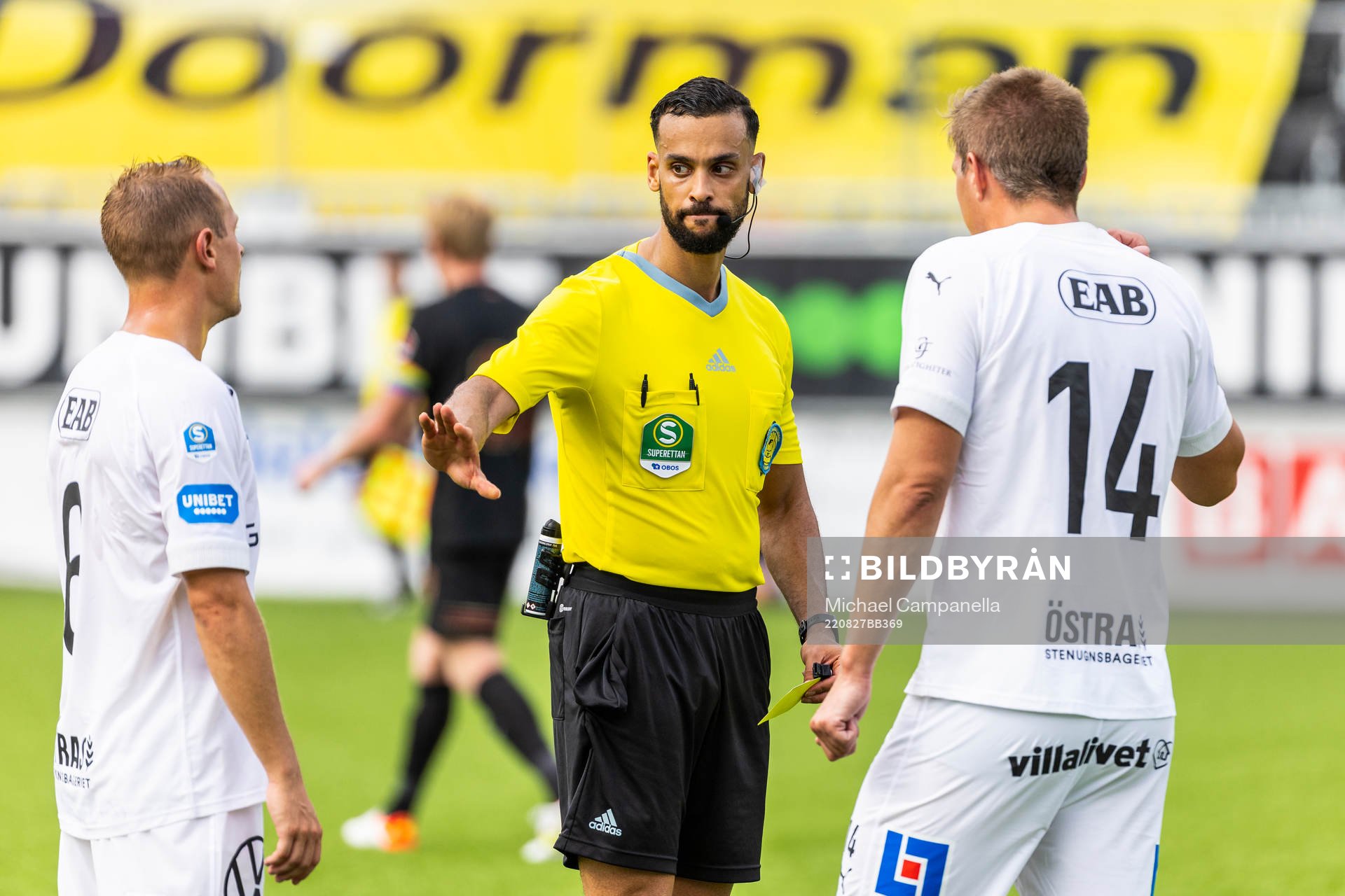 Domaren Farouk Nehdi och Halmstads Joel Allansson och