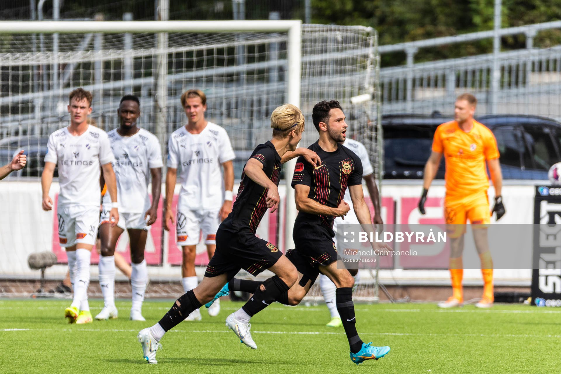 Brommapojkarnas Marijan Cosic jublar 1-0