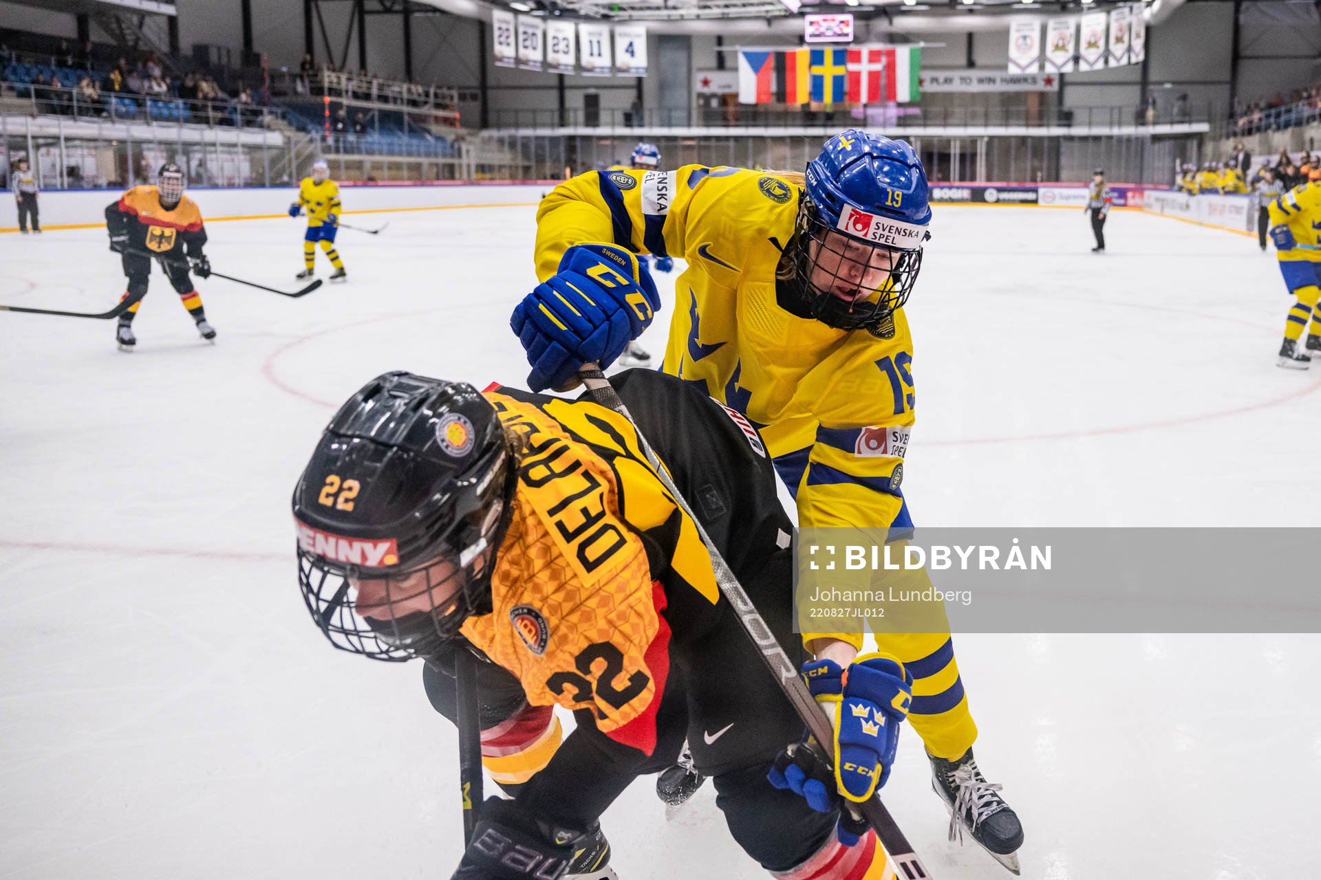 Marie Delabre of Germany and Sara Hjalmarsson of Sweden