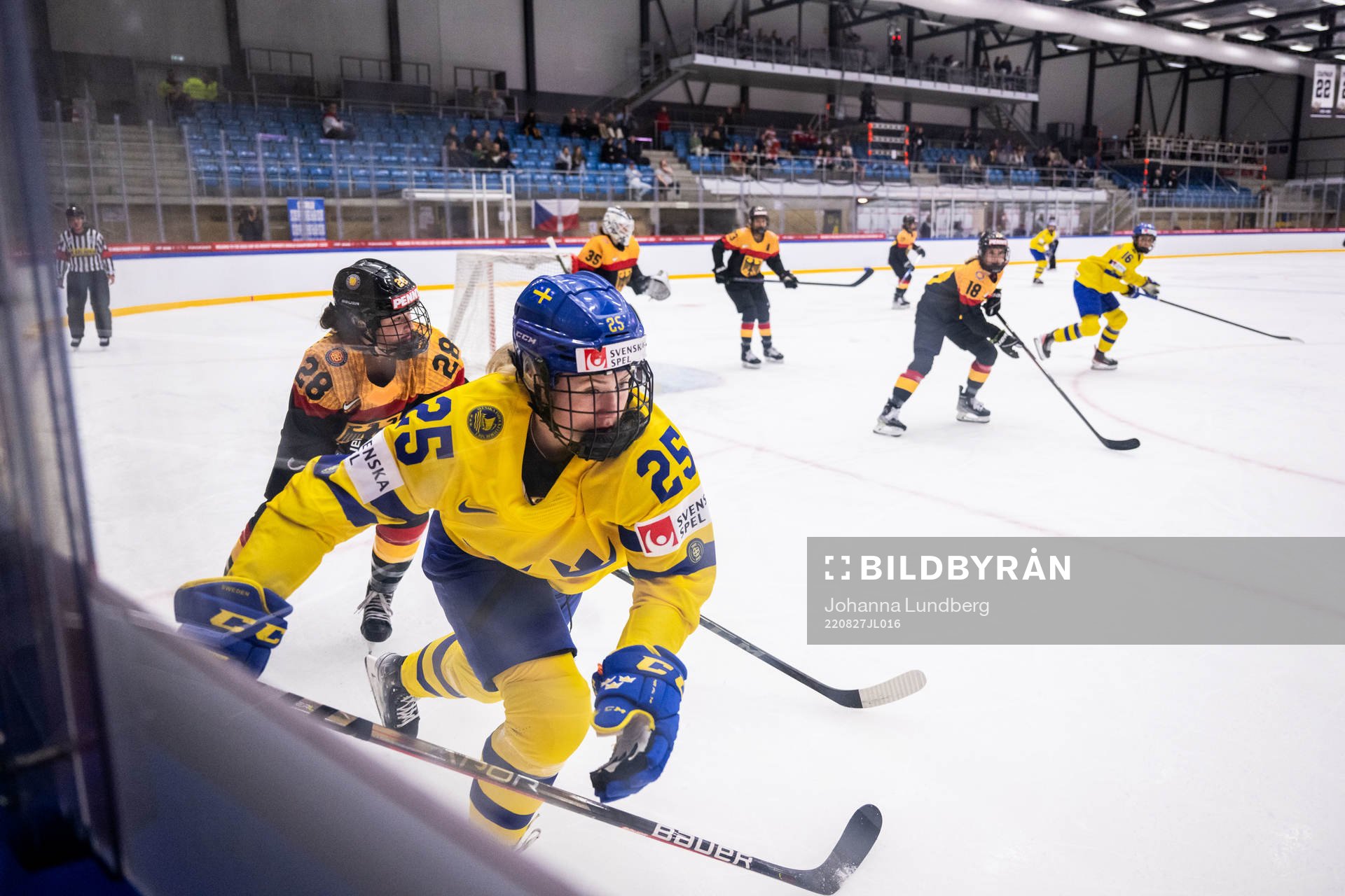 Lina Ljungblom of Sweden and Katarina Jobst-Smith of Germany