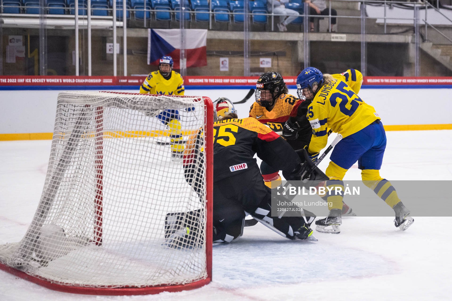 goaltender Sandra Abstreiter, Katarina Jobst-Smith of