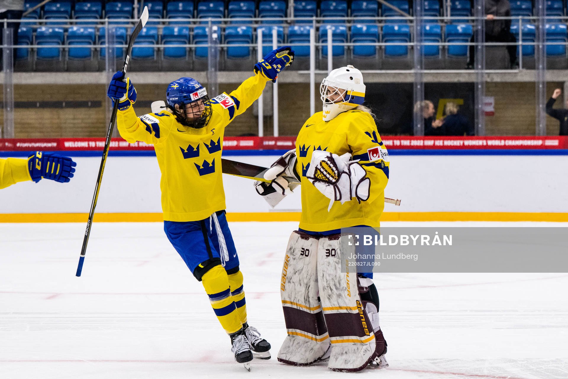Michelle Löwenhielm and goaltender Emma Söderberg of