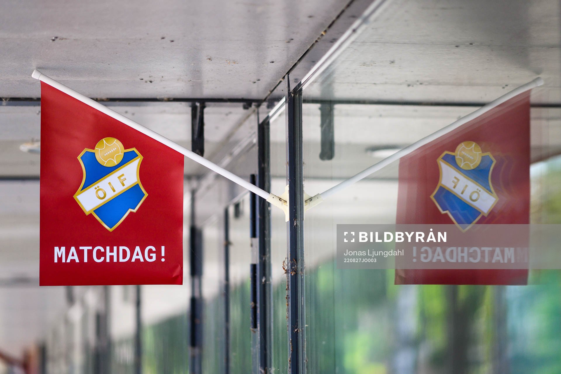 Österflagga med matchdag före fotbollsmatchen i