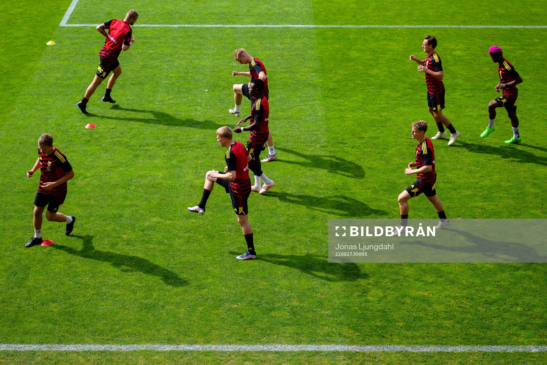 Östersunds spelare värmer upp före fotbollsmatchen i