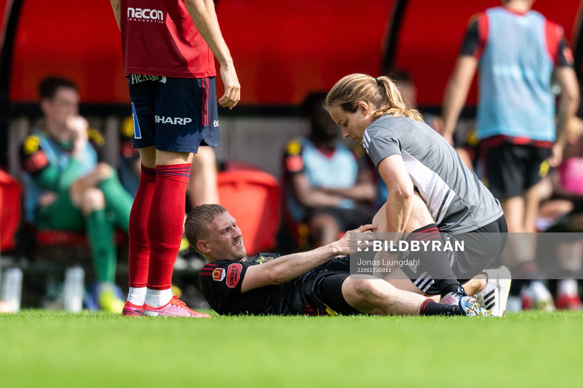 Östersunds Simon Kroon får vård under fotbollsmatchen i Superettan mellan Öster och Östersund den 27 augusti 2022 i Växjö. 