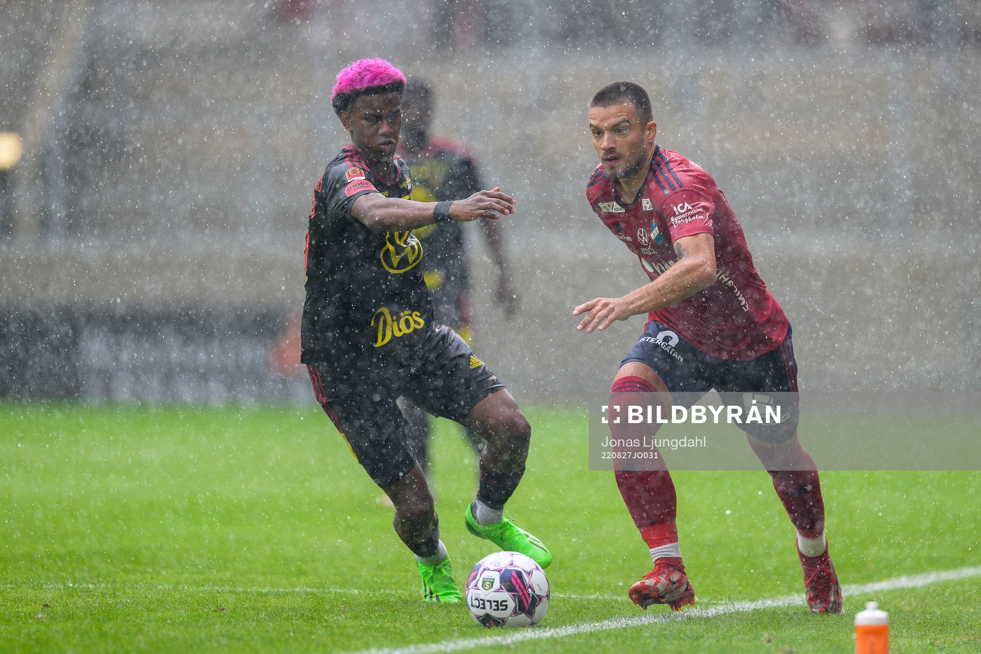 Östersunds Chovanie Amatkarijo och Östers Vladimir Rodic under fotbollsmatchen i Superettan mellan Öster och Östersund den 27 augusti 2022 i Växjö.