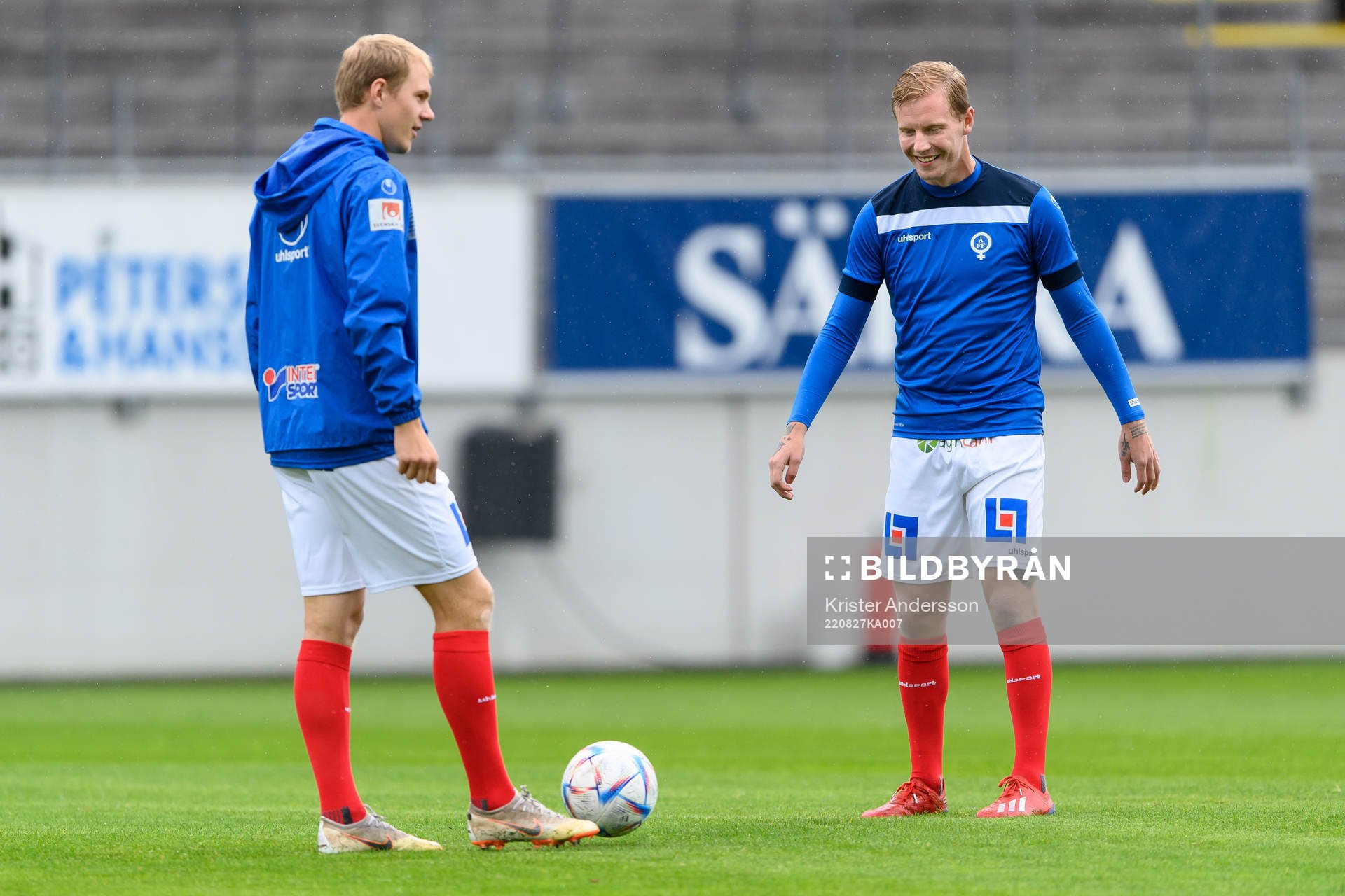 Åtvidabergs spelare före fotbollsmatchen i Ettan södra mellan Falkenberg och Åtvidaberg den 27 augusti 2022 i Falkenberg. 