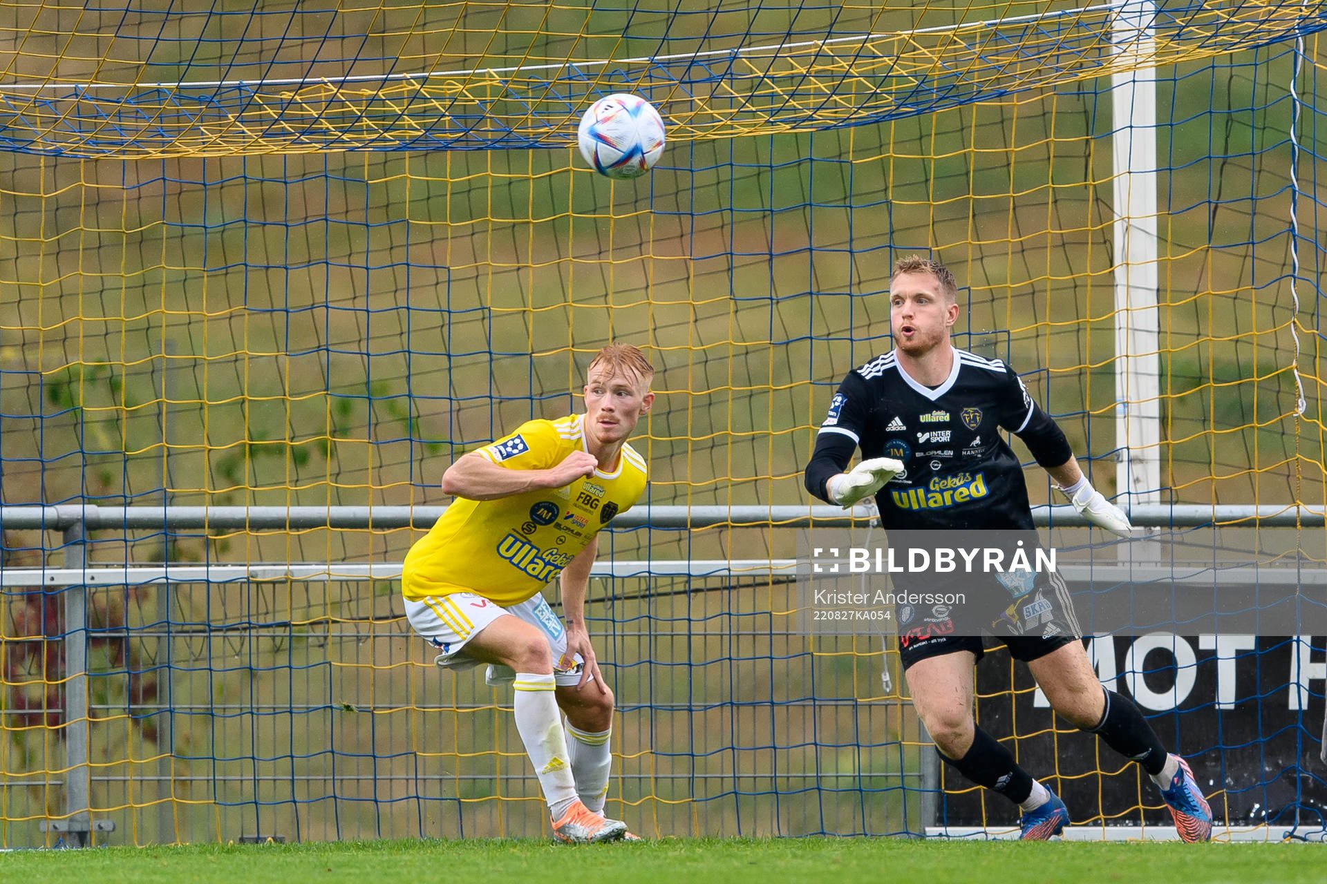 Falkenbergs Linus Borgström och målvakt Tim Erlandsson under fotbollsmatchen i Ettan södra mellan Falkenberg och Åtvidaberg den 27 augusti 2022 i Falkenberg.