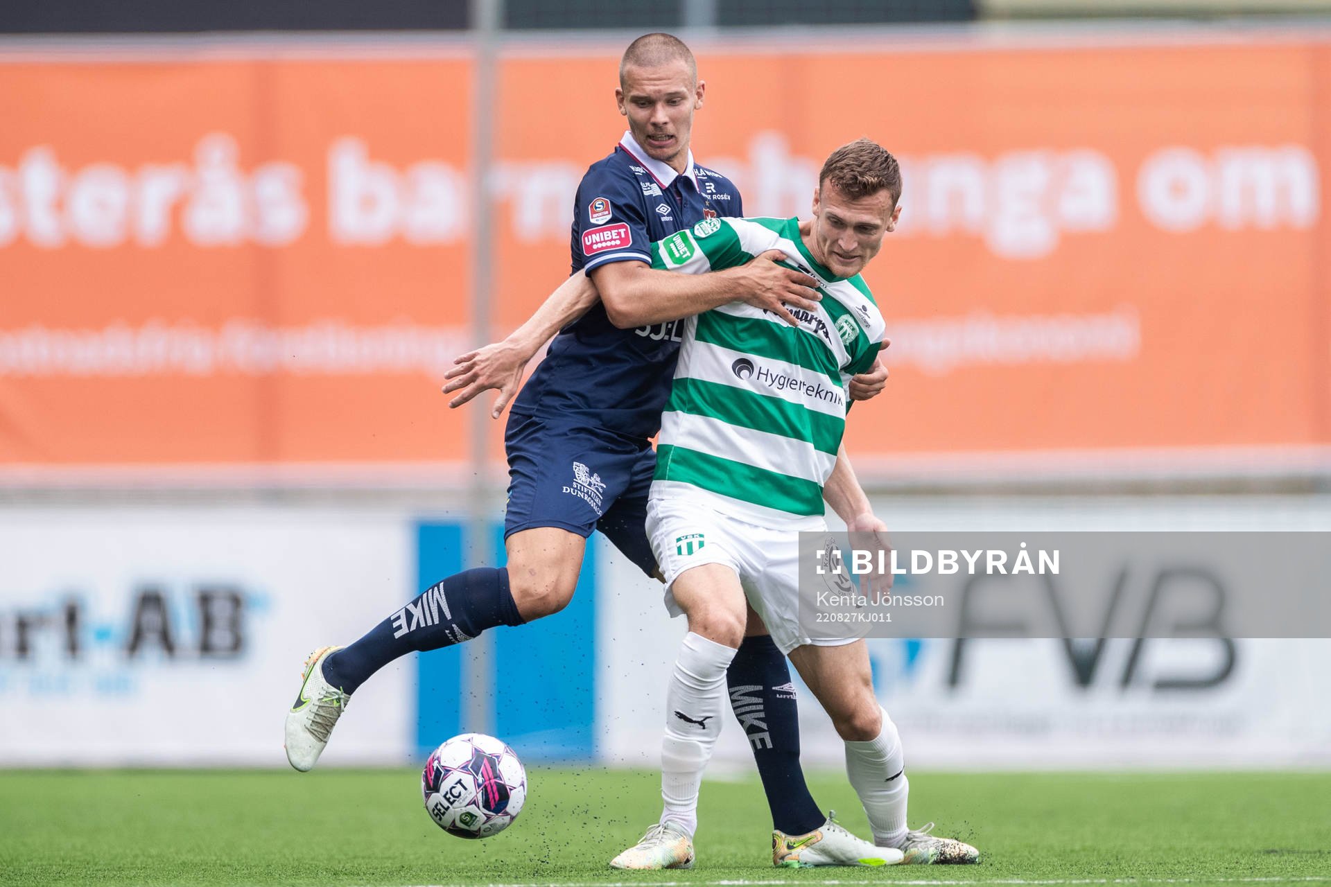 Örgrytes Arvid Brorsson och Västerås SKs Viktor Granath under fotbollsmatchen i Superettan mellan Västerås SK och Örgryte den 27 augusti 2022 i Västerås.