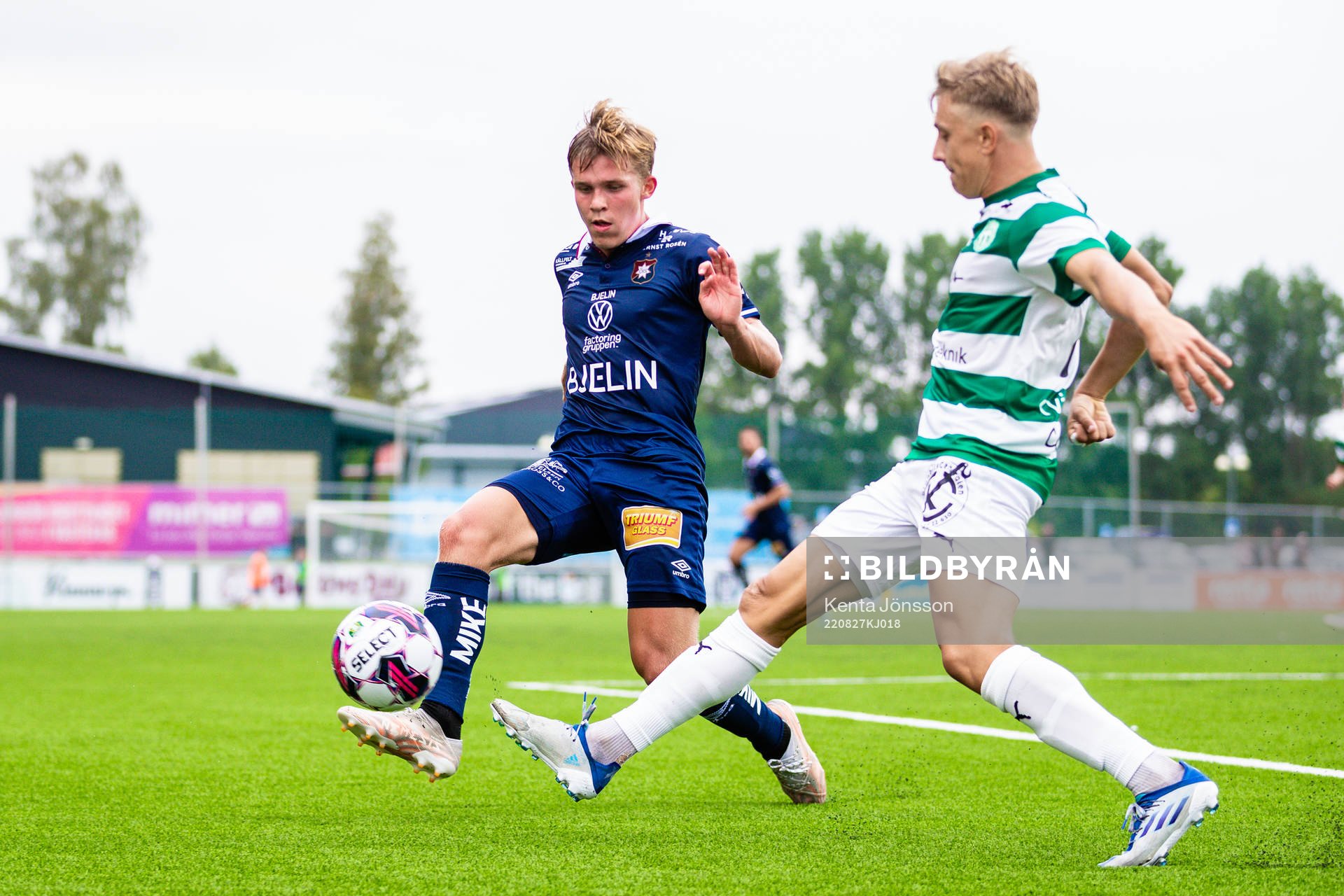 Örgrytes Isak Dahlqvist och Västerås Simon Gefvert under fotbollsmatchen i Superettan mellan Västerås SK och Örgryte den 27 augusti 2022 i Västerås.