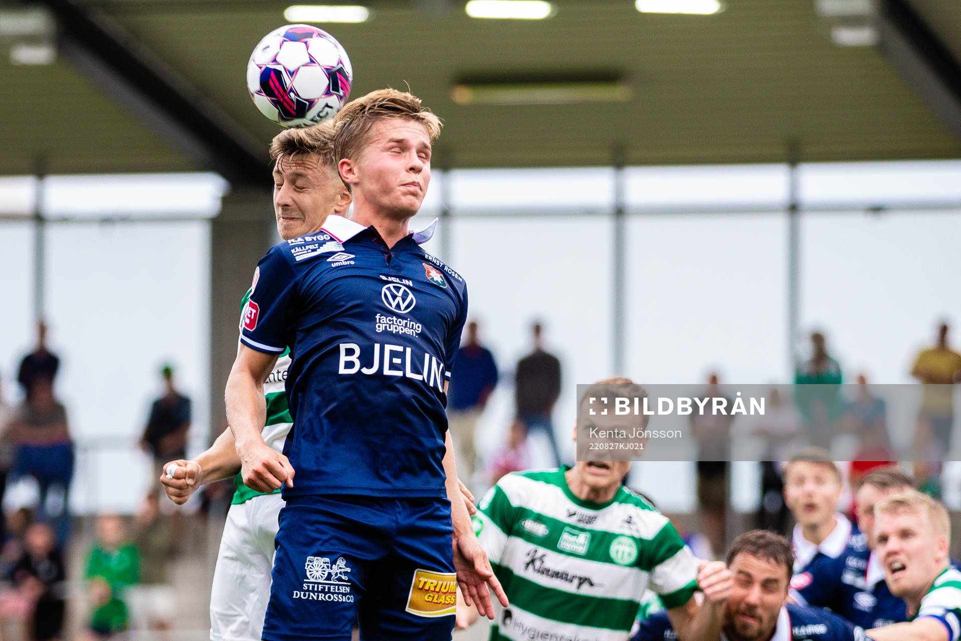 Västerås Simon Gefvert och Örgrytes Isak Dahlqvist under fotbollsmatchen i Superettan mellan Västerås SK och Örgryte den 27 augusti 2022 i Västerås.