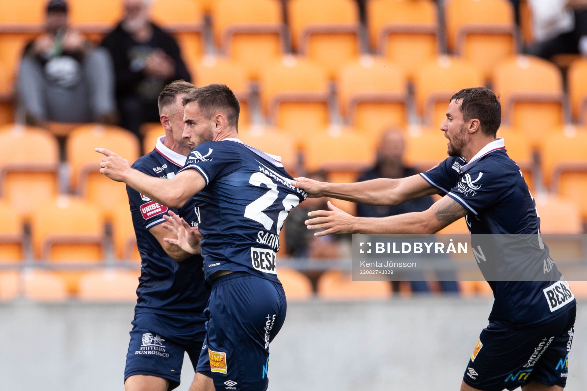 Örgrytes Erion Sadiku jublar med lagkamrater