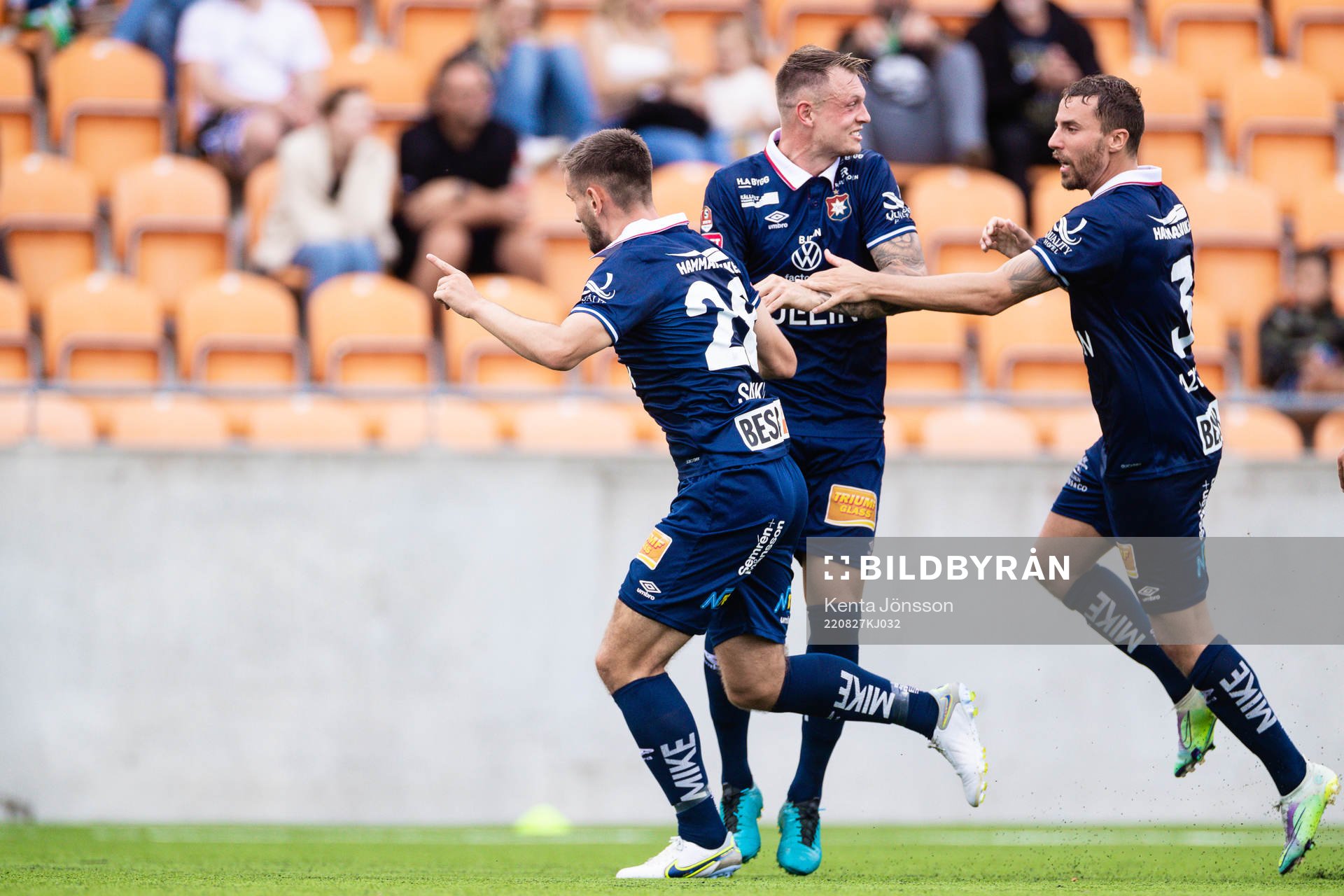 Örgrytes Erion Sadiku (v) jublar