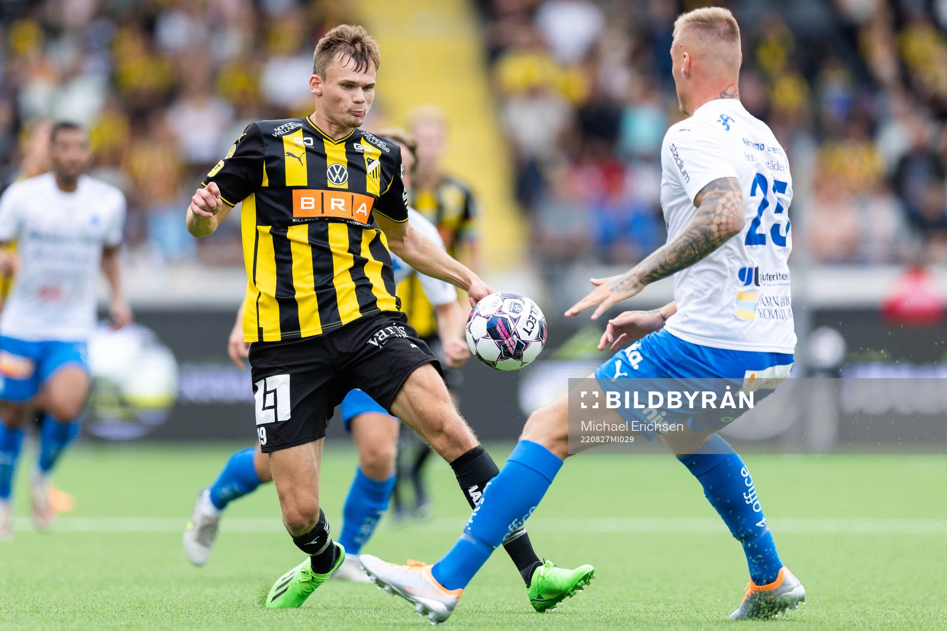 Häckens Oscar Uddenäs och Värnamos Victor Eriksson under fotbollsmatchen i Allsvenskan mellan Häcken och Värnamo den 27 augusti 2022 i Göteborg.