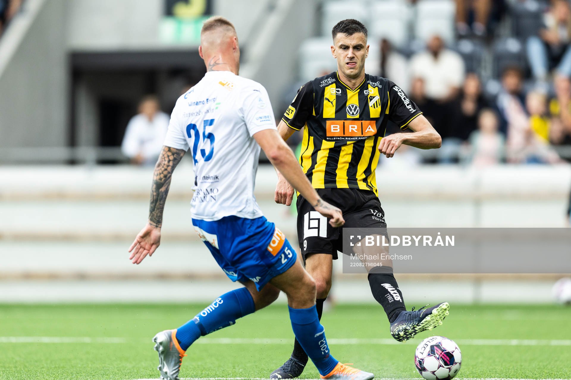 Värnamos Victor Eriksson och Häckens Alexander Jeremejeff under fotbollsmatchen i Allsvenskan mellan Häcken och Värnamo den 27 augusti 2022 i Göteborg.