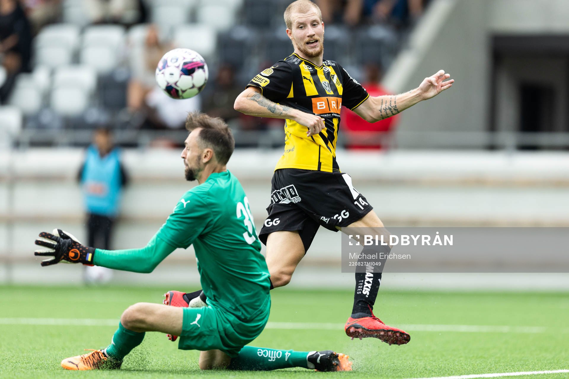 Häckens Simon Gustafson och Värnamos målvakt Pilip